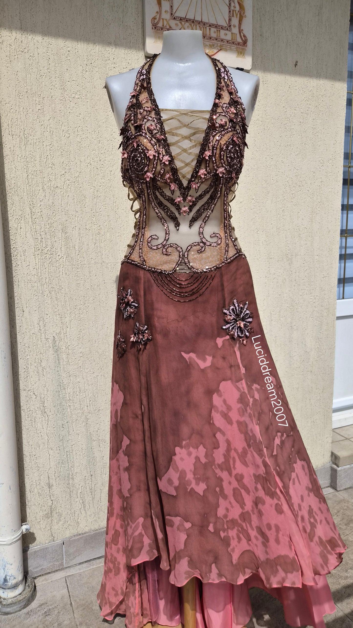 Robe dos nu brodée