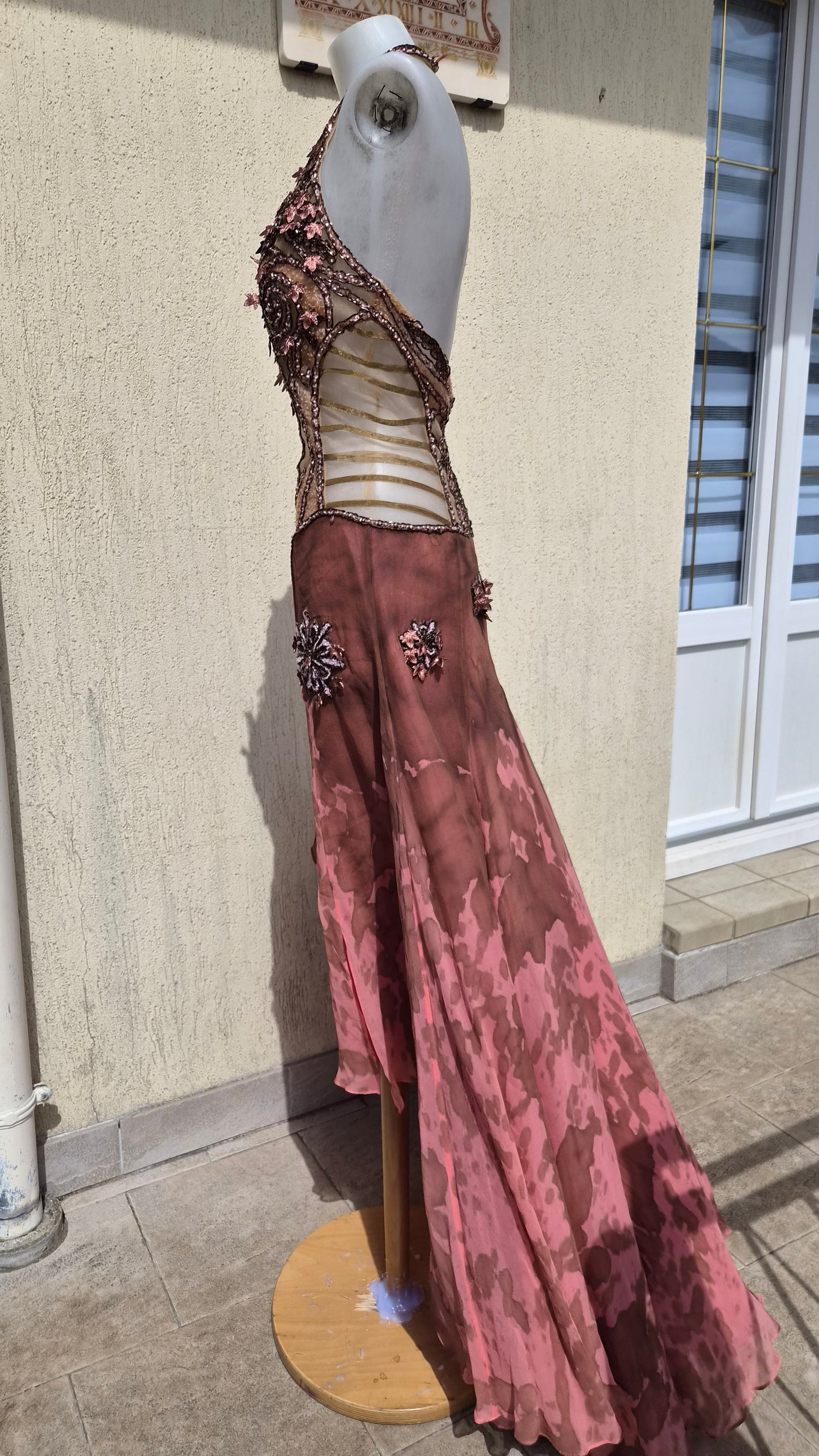 Robe dos nu brodée