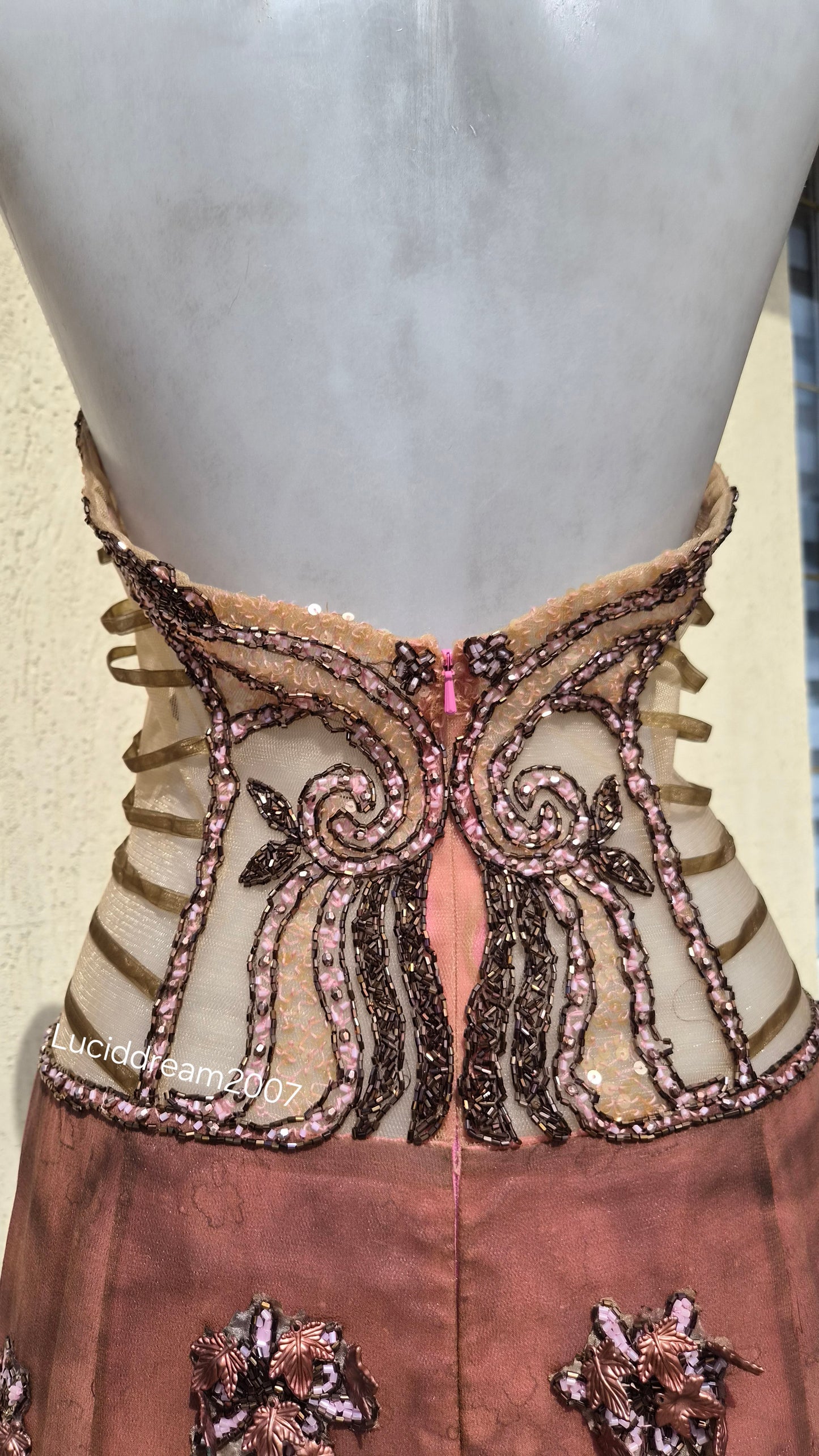 Robe dos nu brodée
