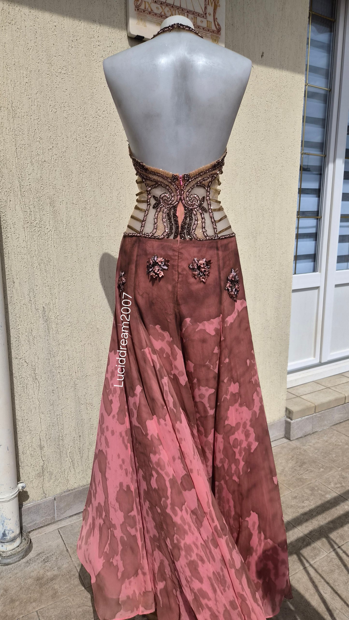 Robe dos nu brodée