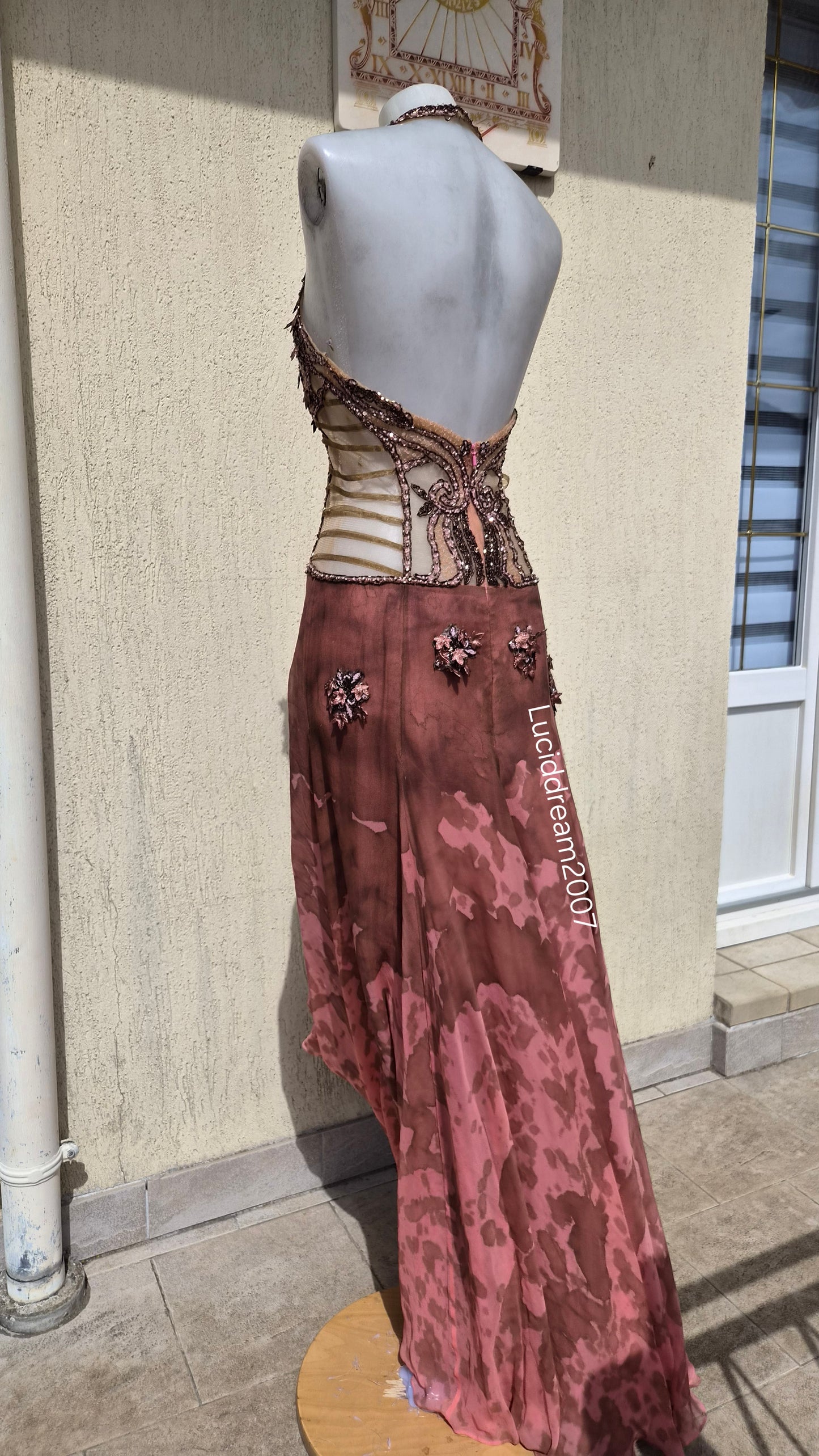 Robe dos nu brodée