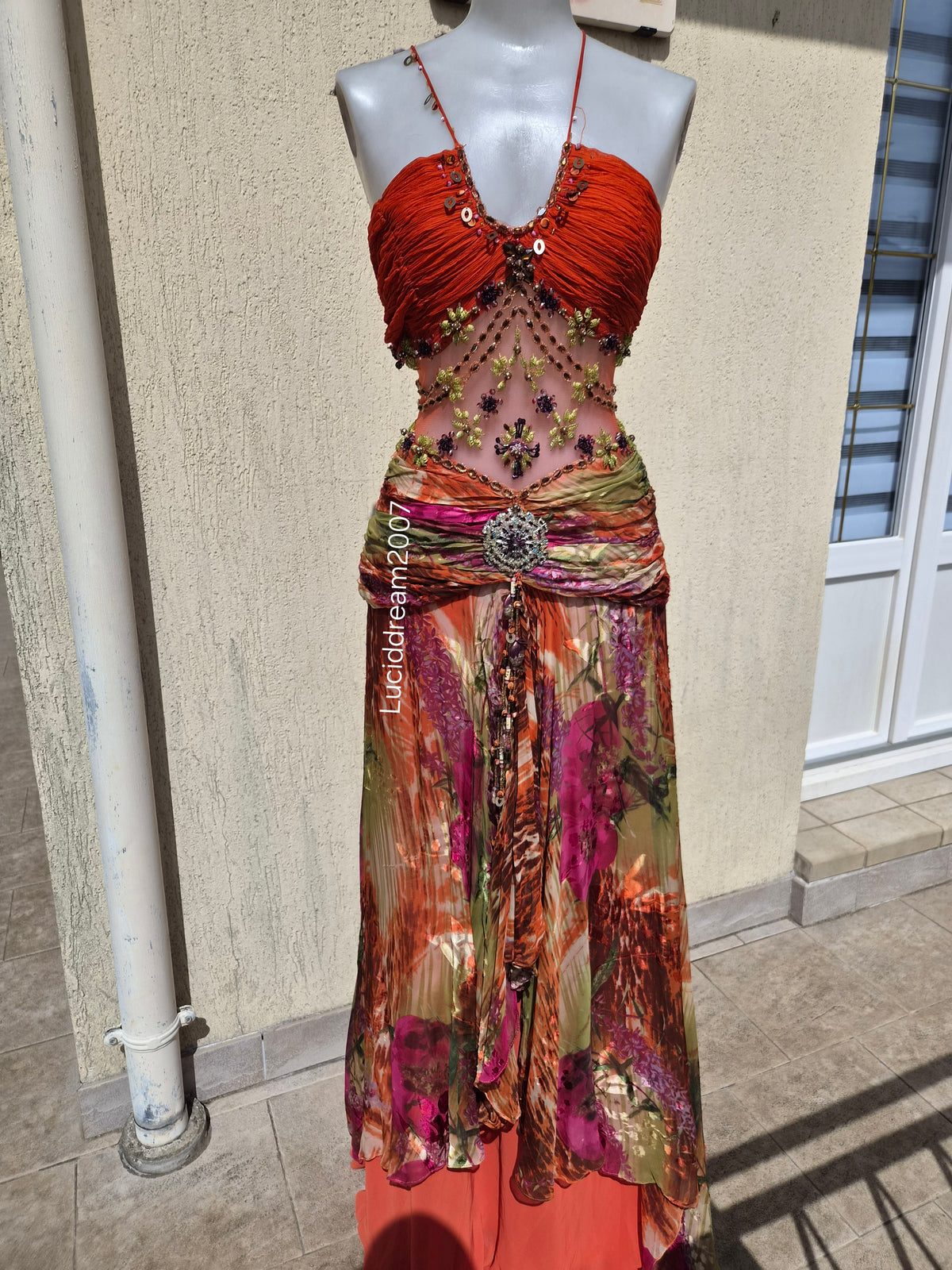 Robe bustier en soie brodée