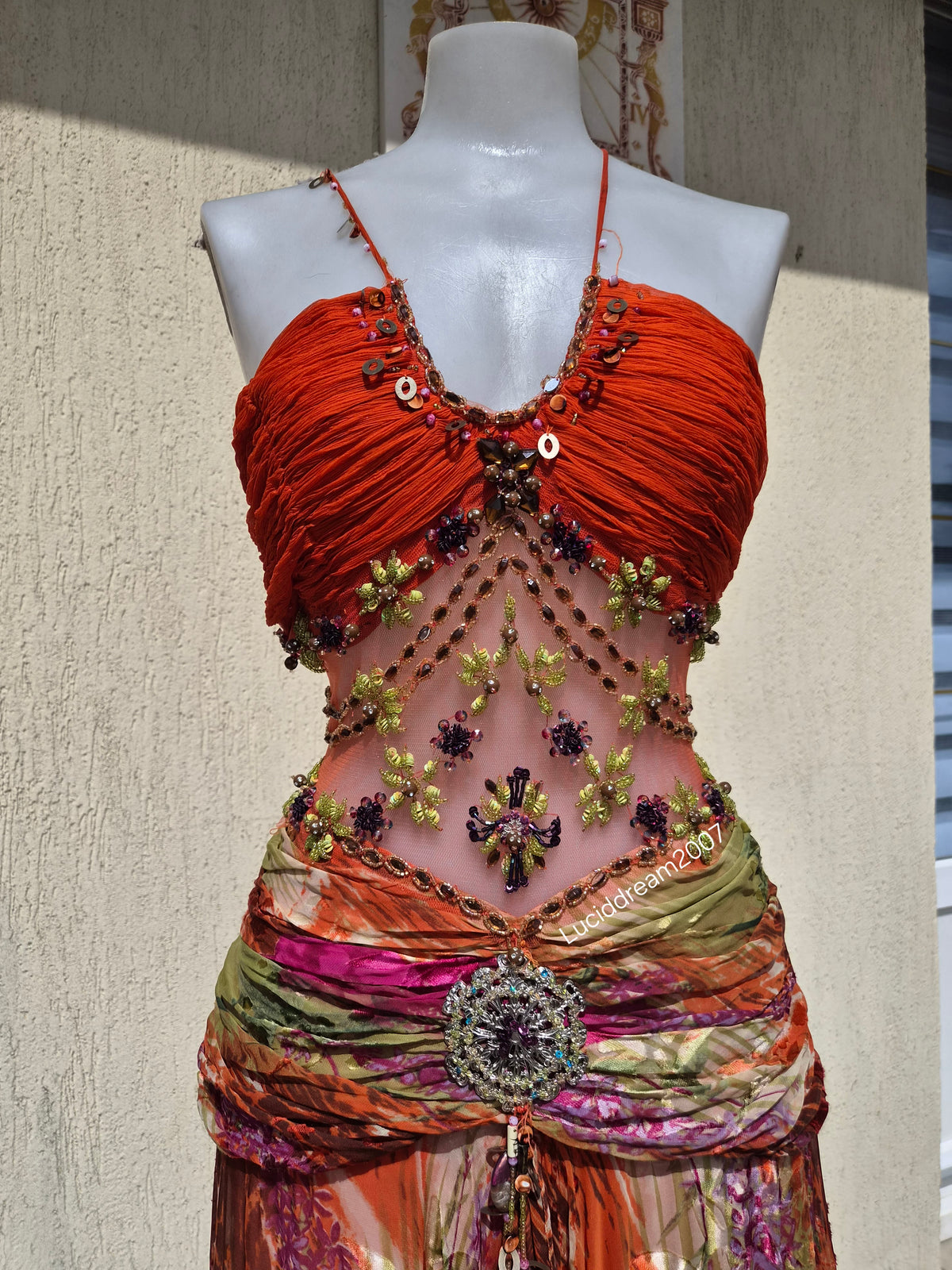 Robe bustier en soie brodée