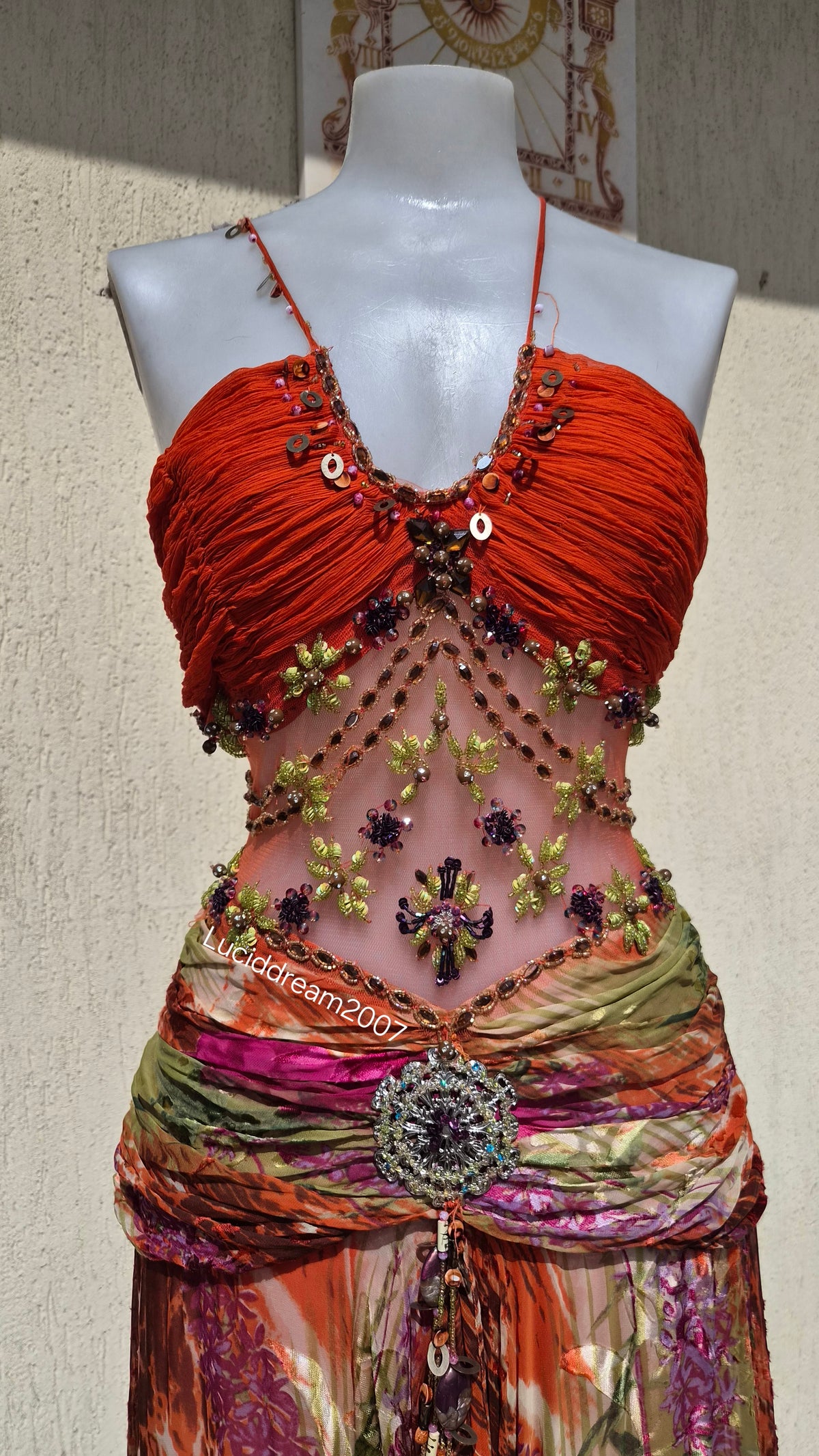 Robe bustier en soie brodée