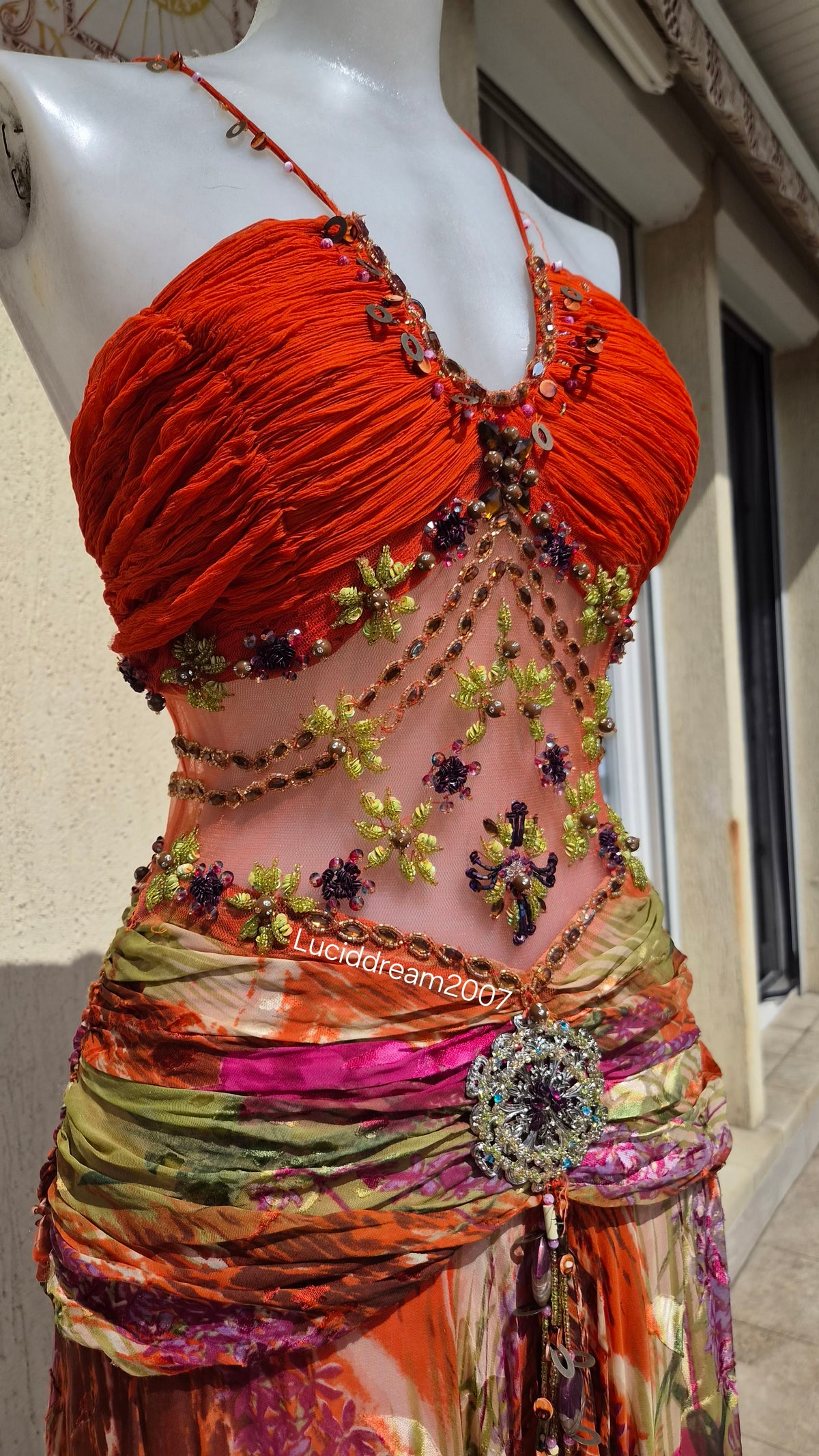 Robe bustier en soie brodée