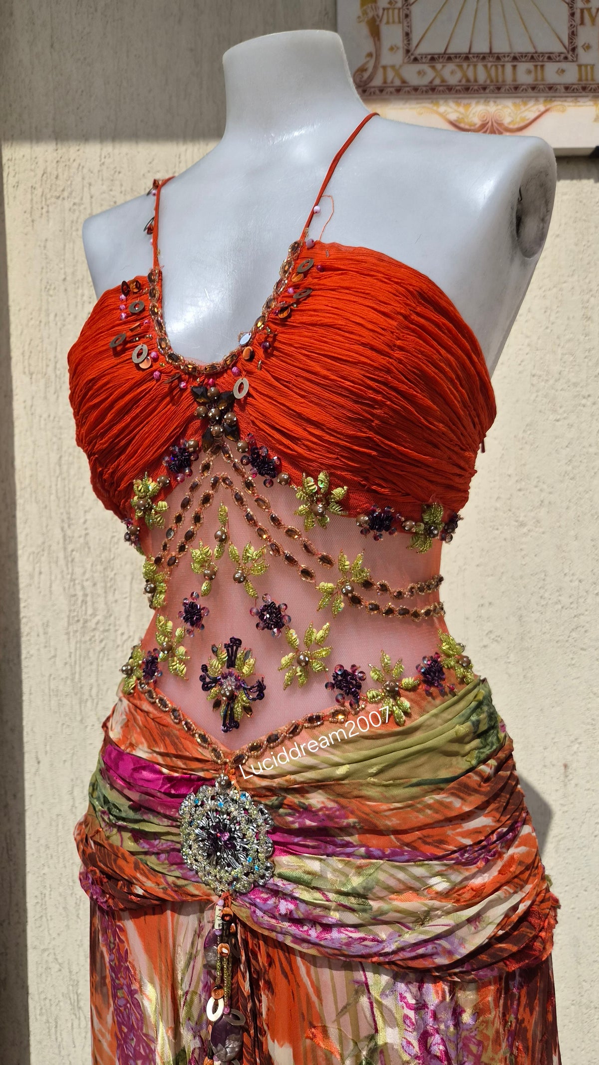 Robe bustier en soie brodée
