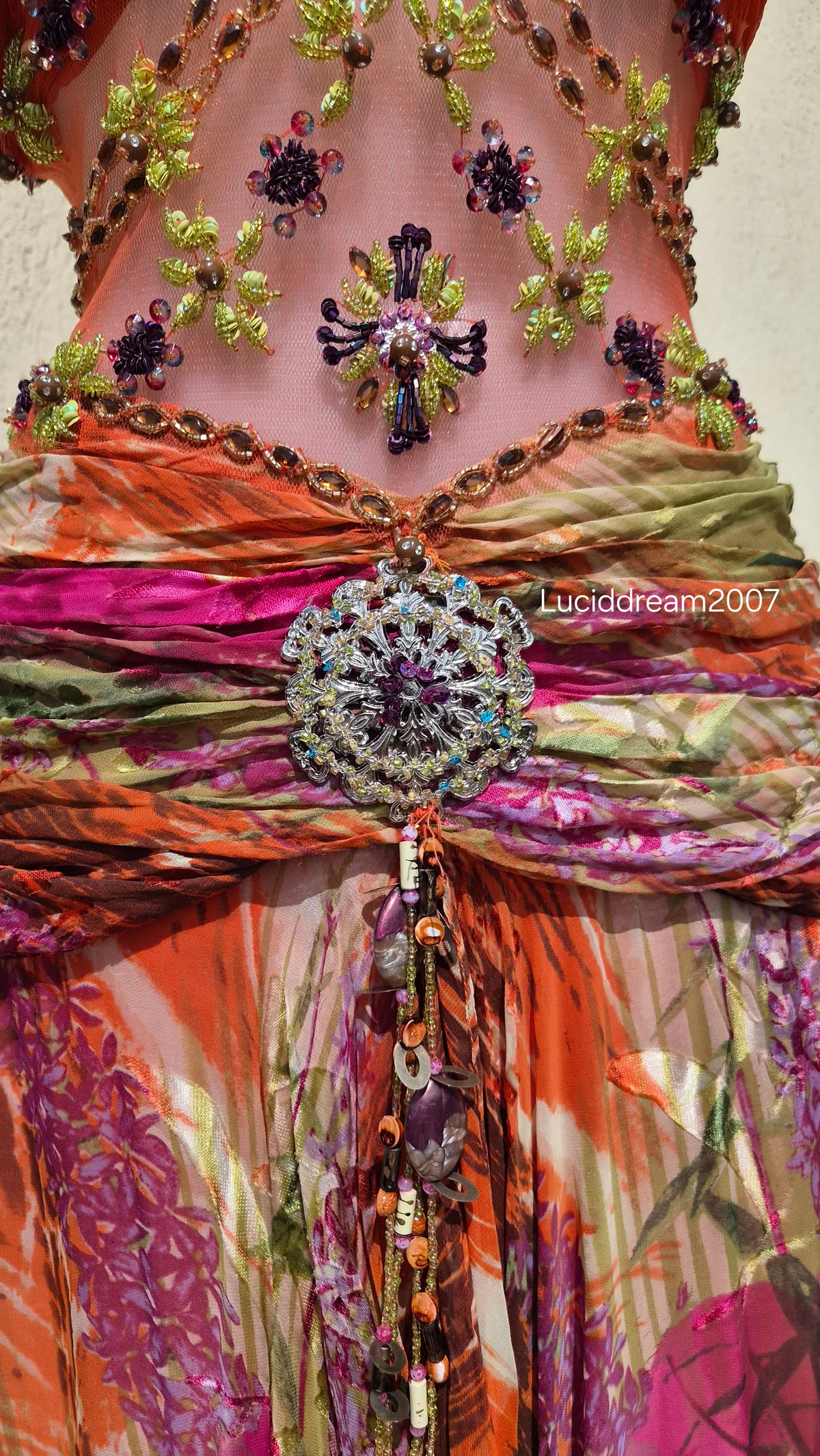 Robe bustier en soie brodée