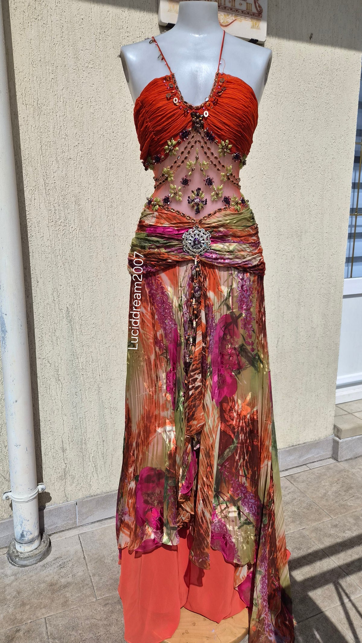 Robe bustier en soie brodée