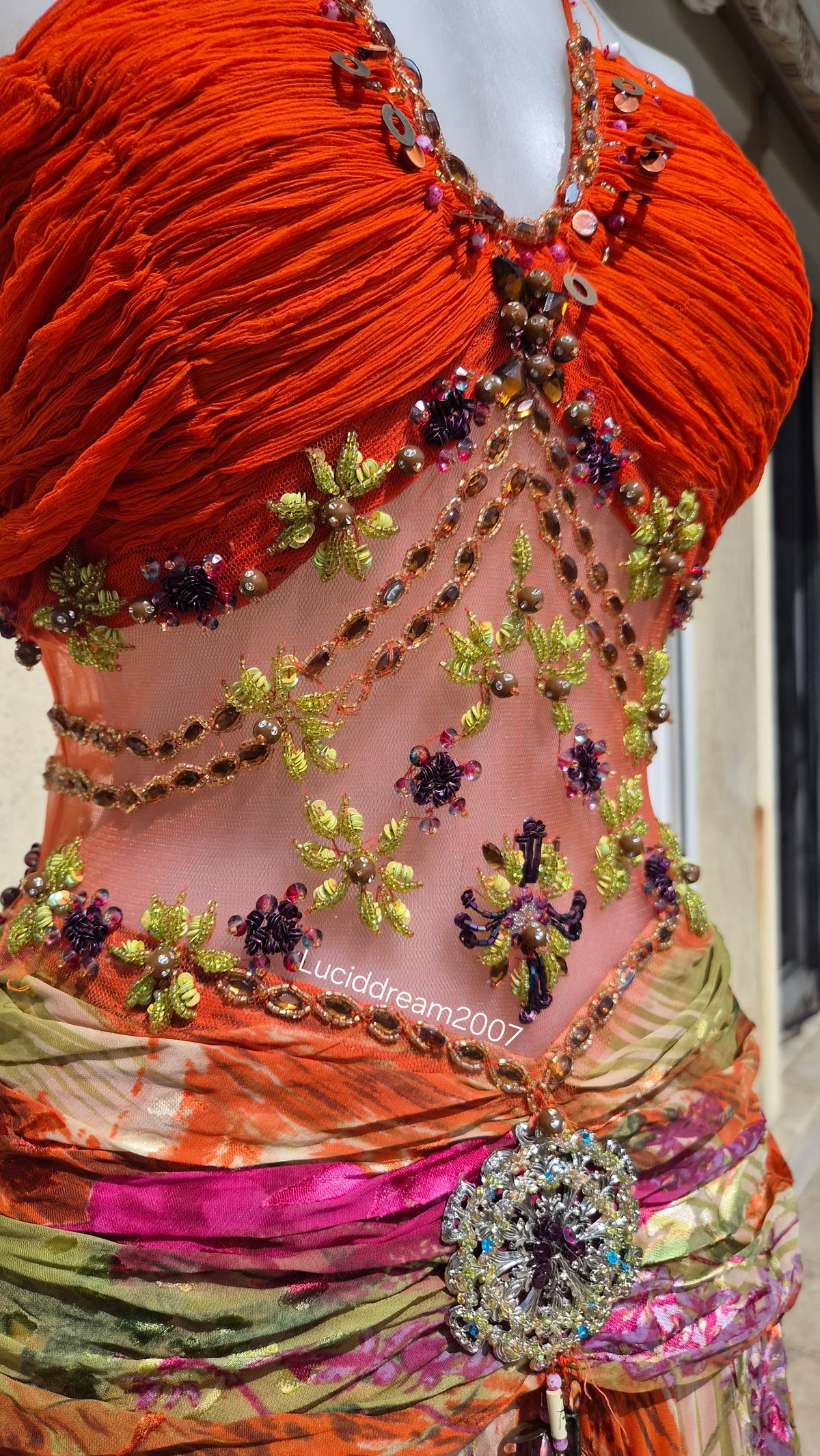 Robe bustier en soie brodée
