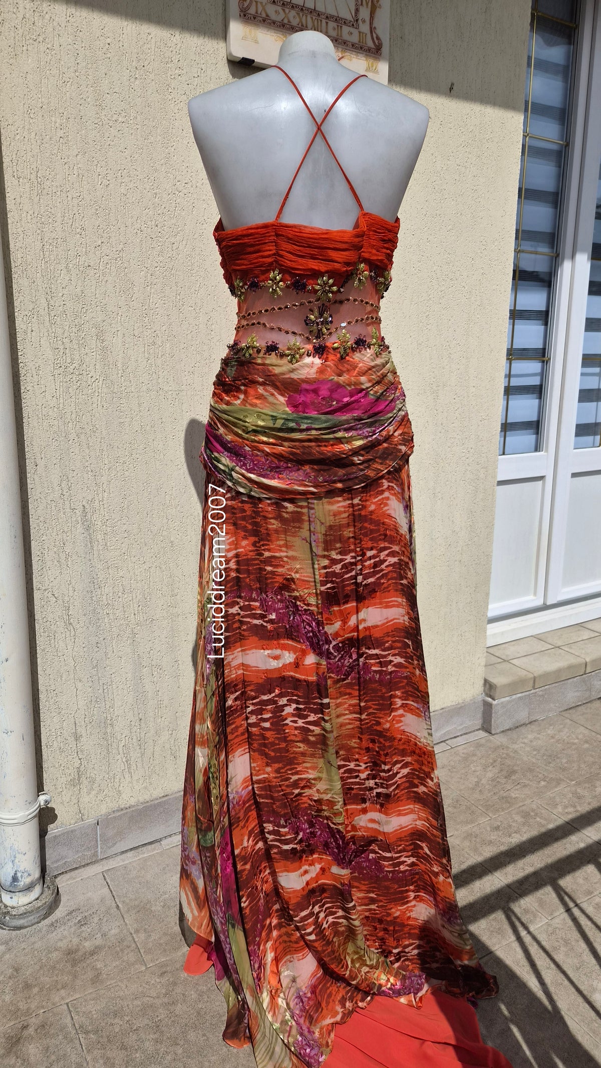 Robe bustier en soie brodée