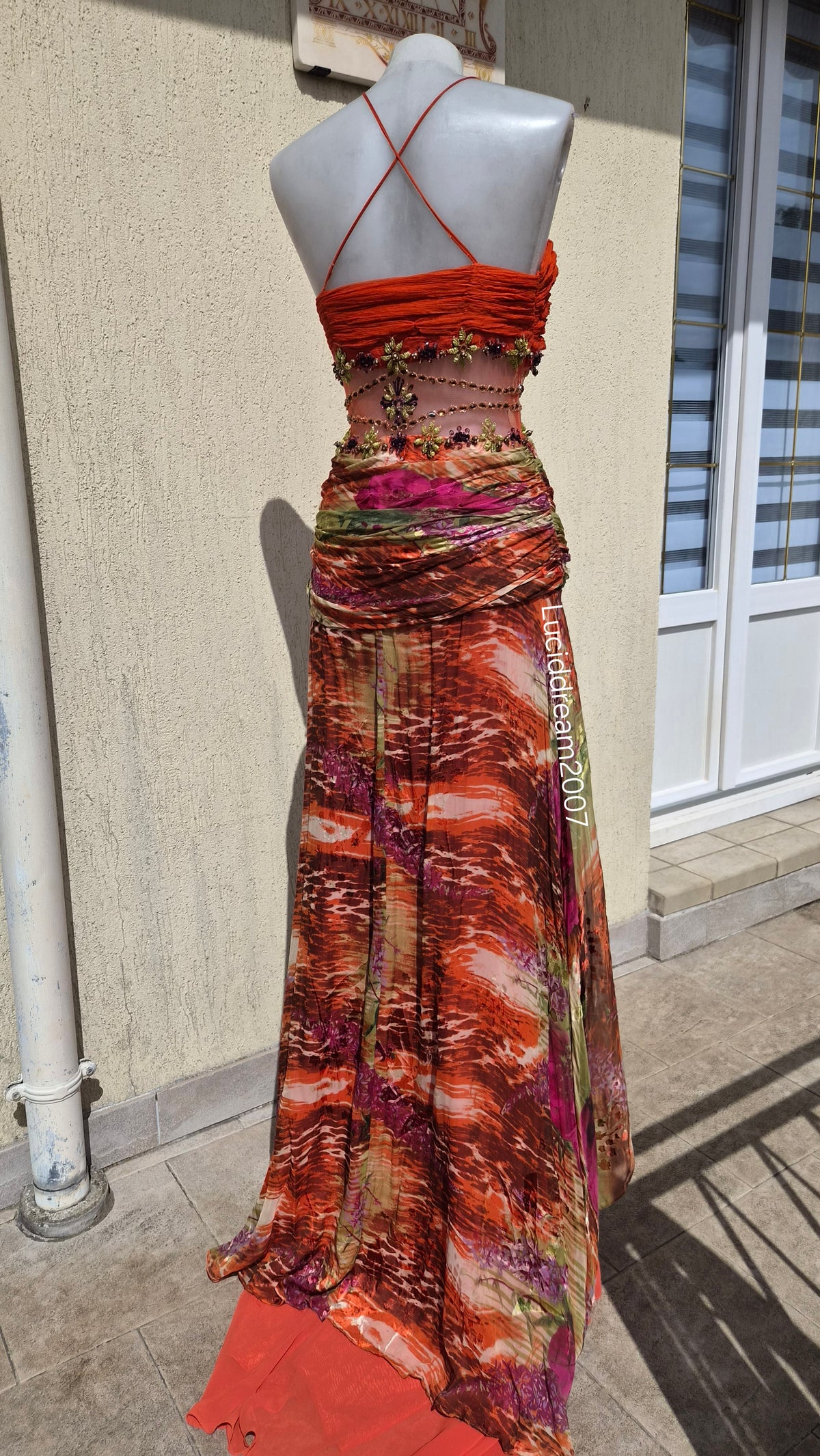 Robe bustier en soie brodée