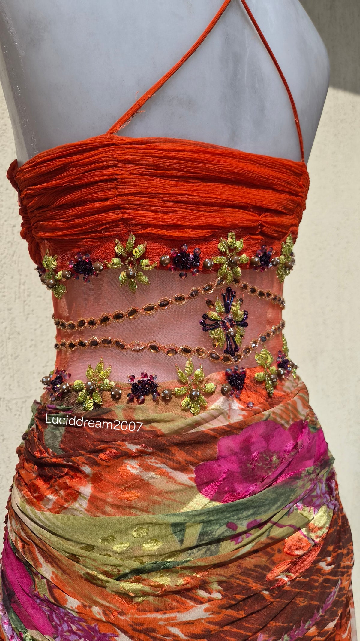 Robe bustier en soie brodée