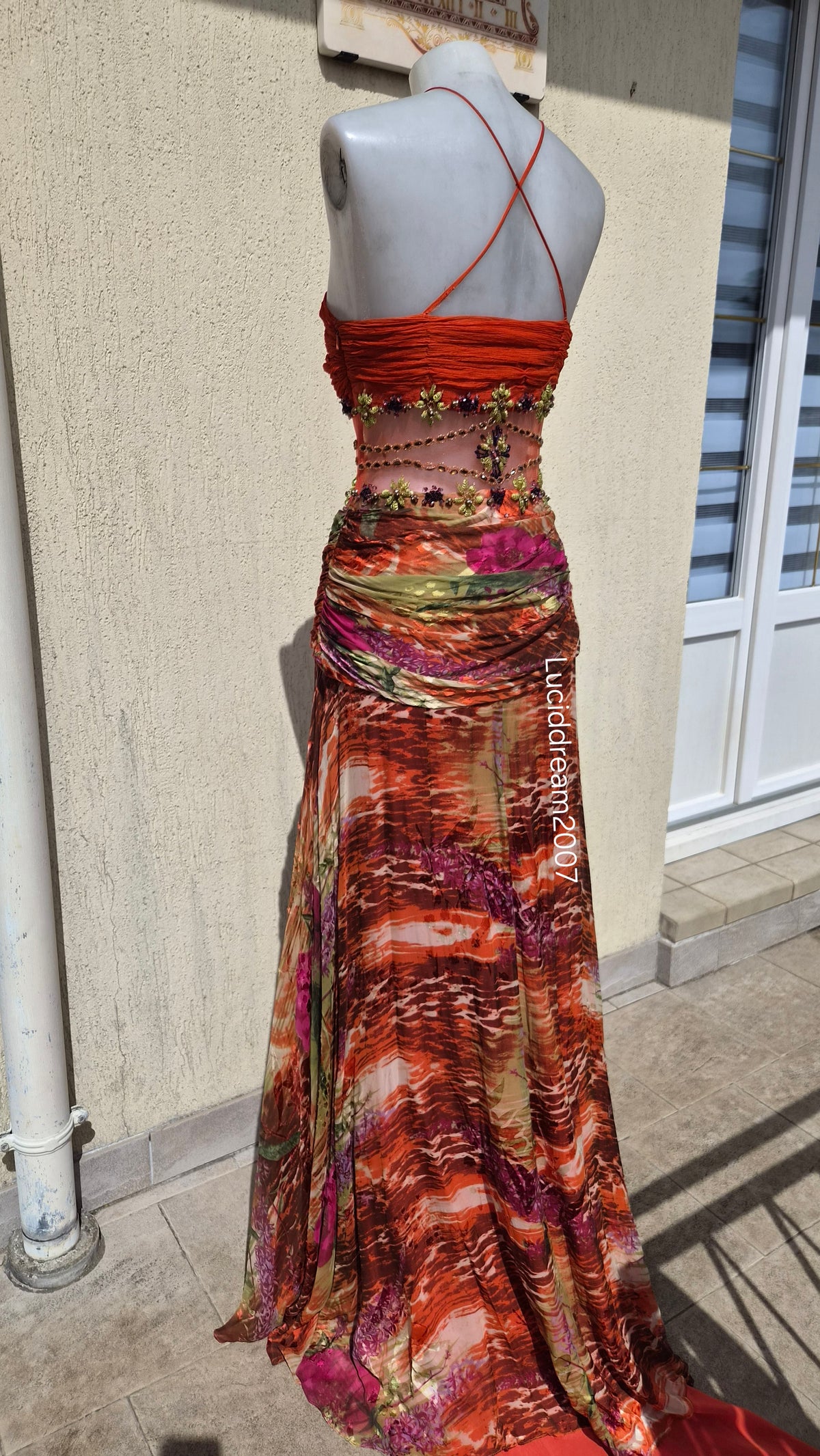 Robe bustier en soie brodée