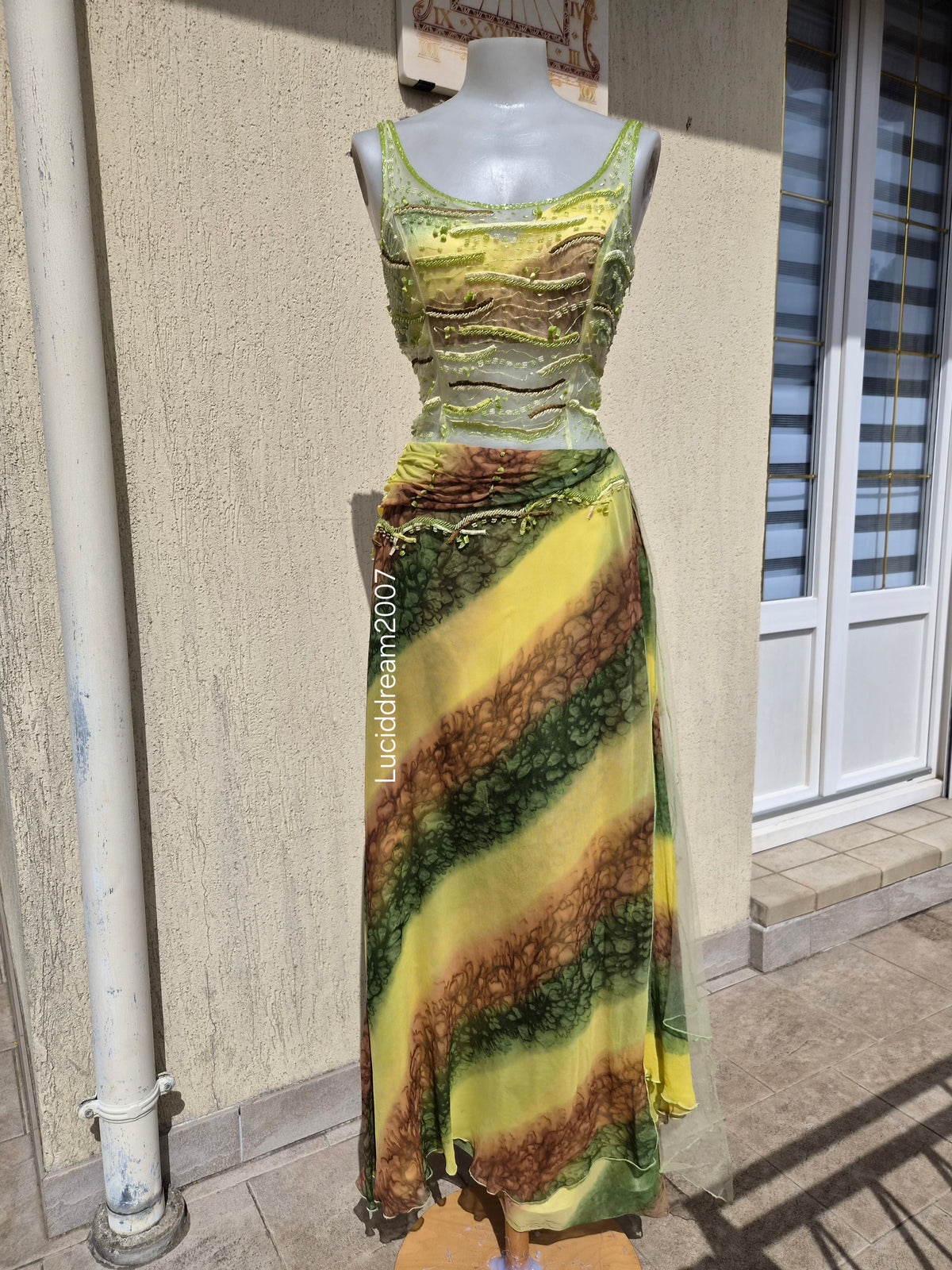 Robe en soie brodée Yve London