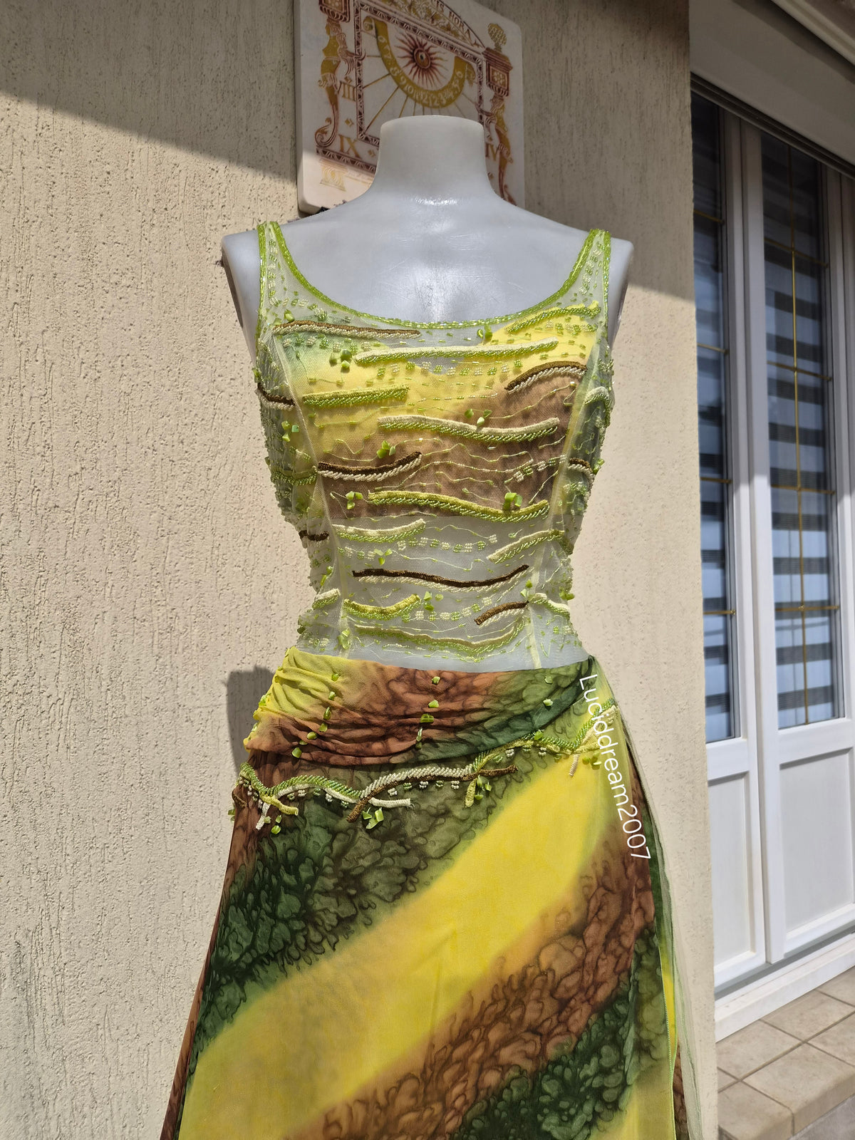 Robe en soie brodée Yve London