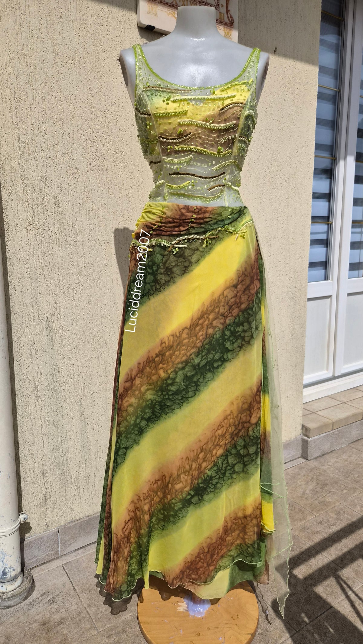Robe en soie brodée Yve London