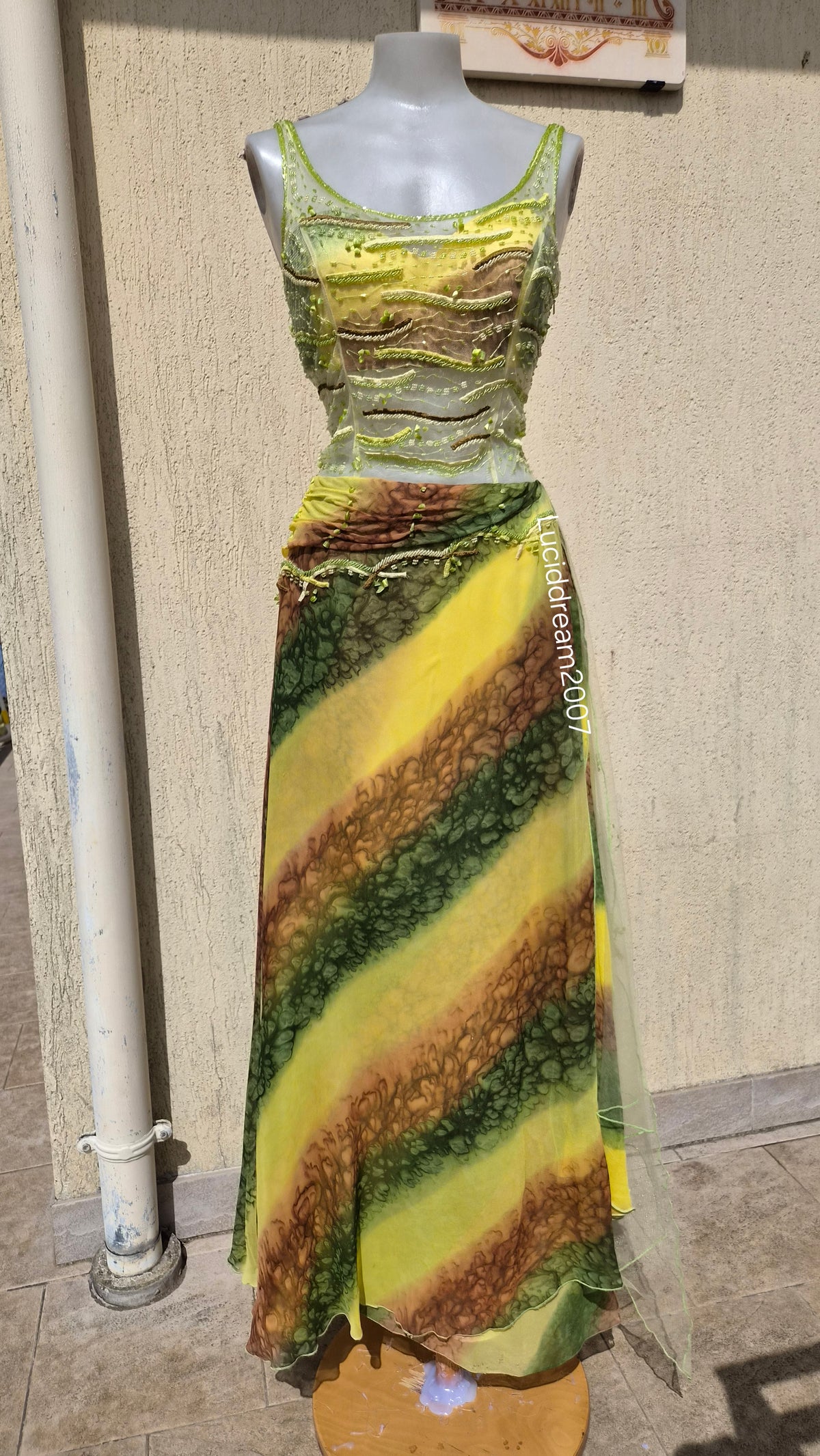 Robe en soie brodée Yve London