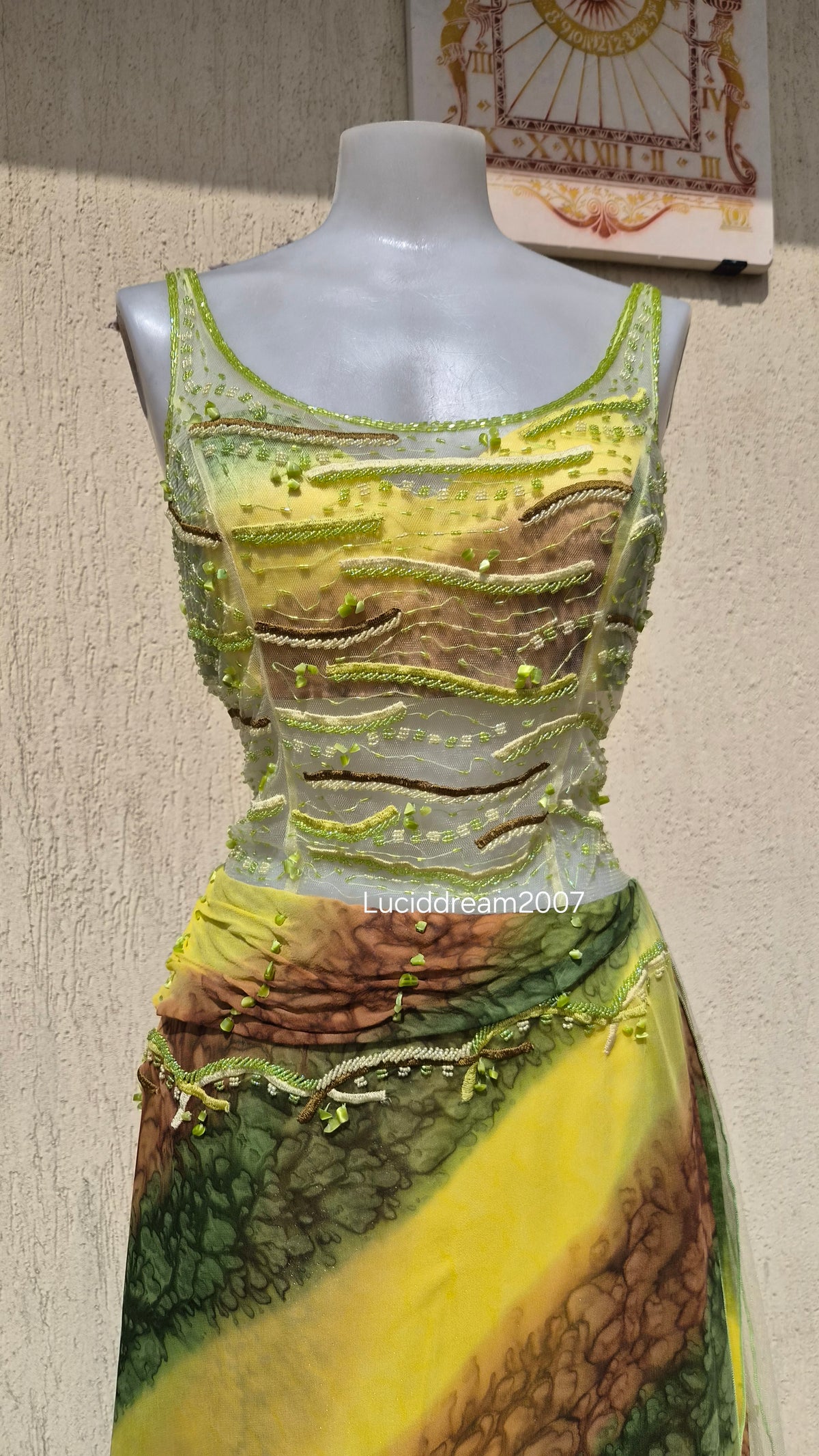 Robe en soie brodée Yve London