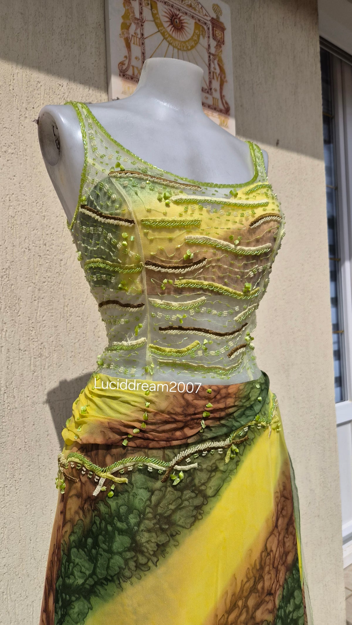 Robe en soie brodée Yve London