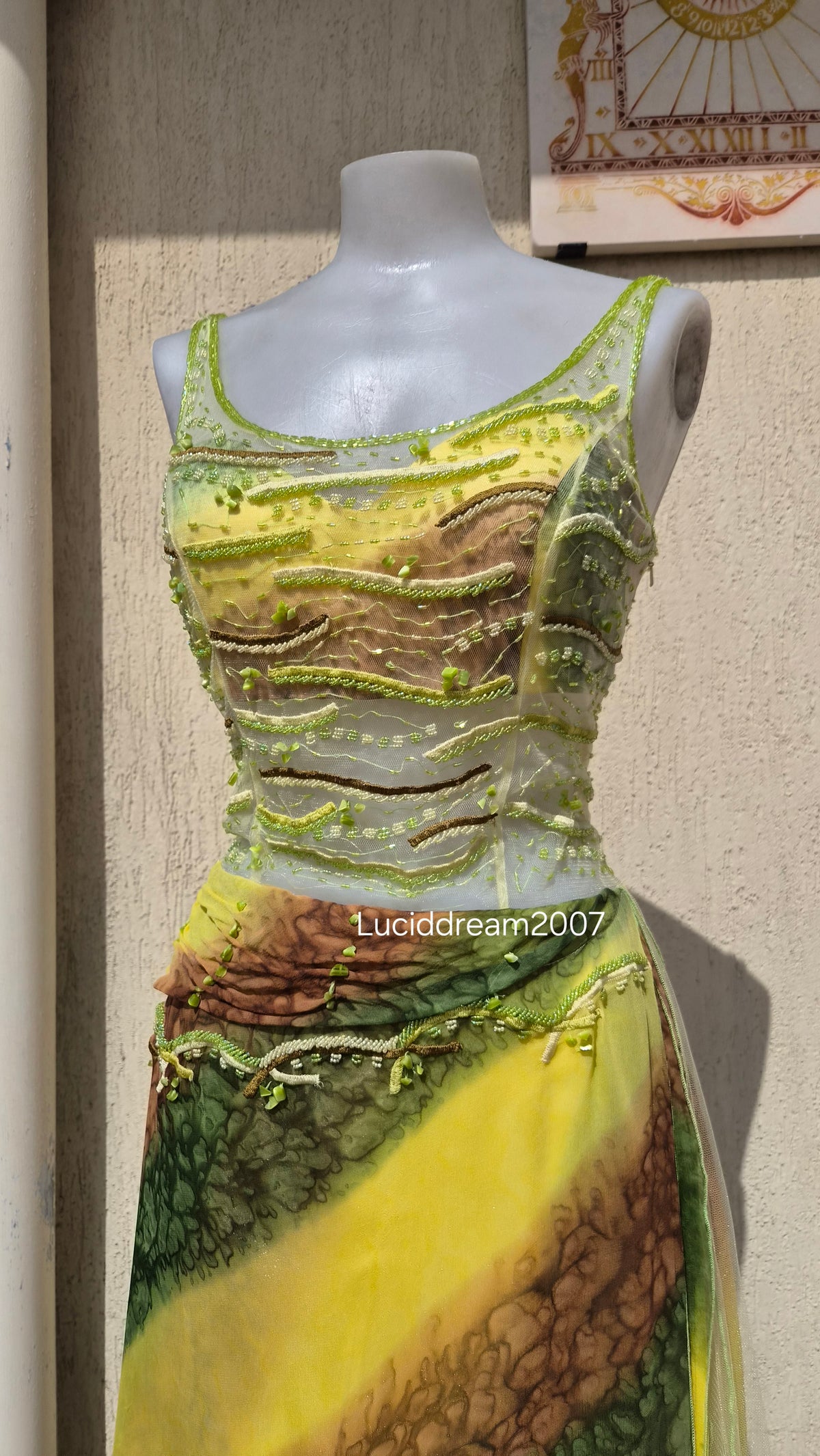 Robe en soie brodée Yve London