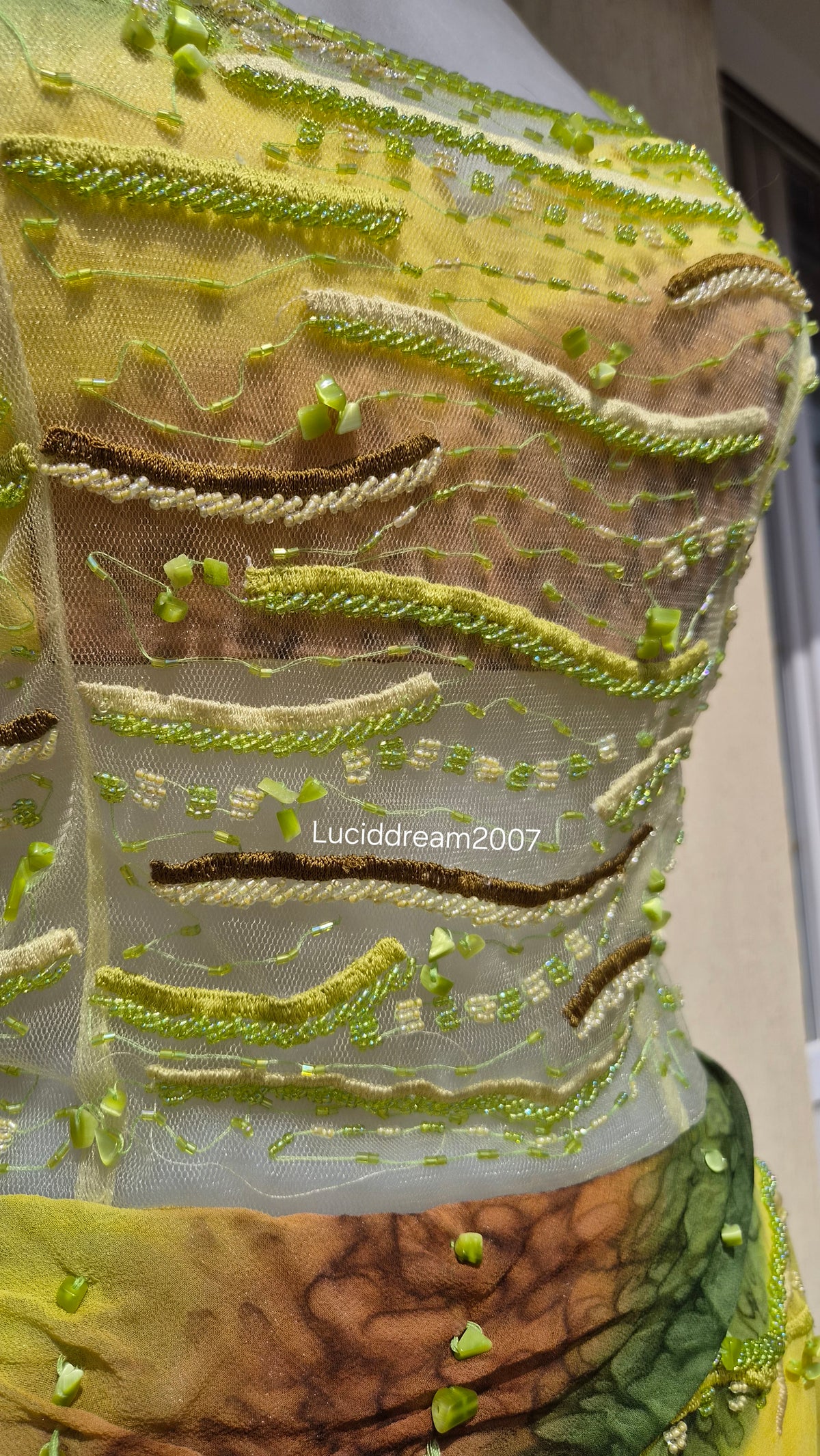 Robe en soie brodée Yve London