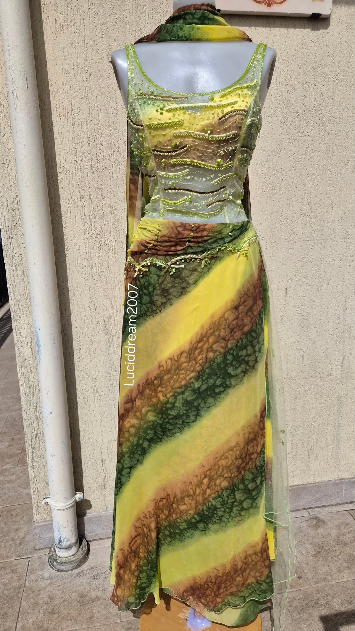 Robe en soie brodée Yve London
