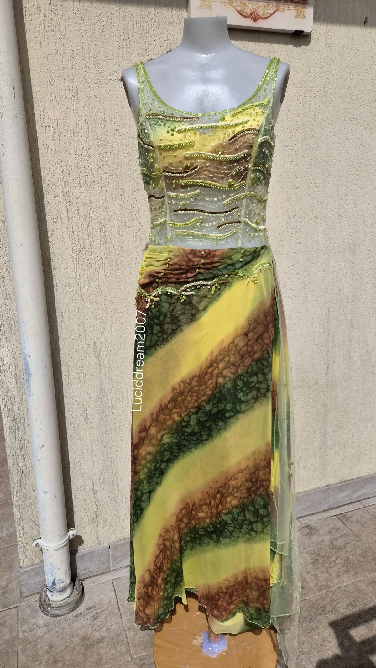 Robe en soie brodée Yve London