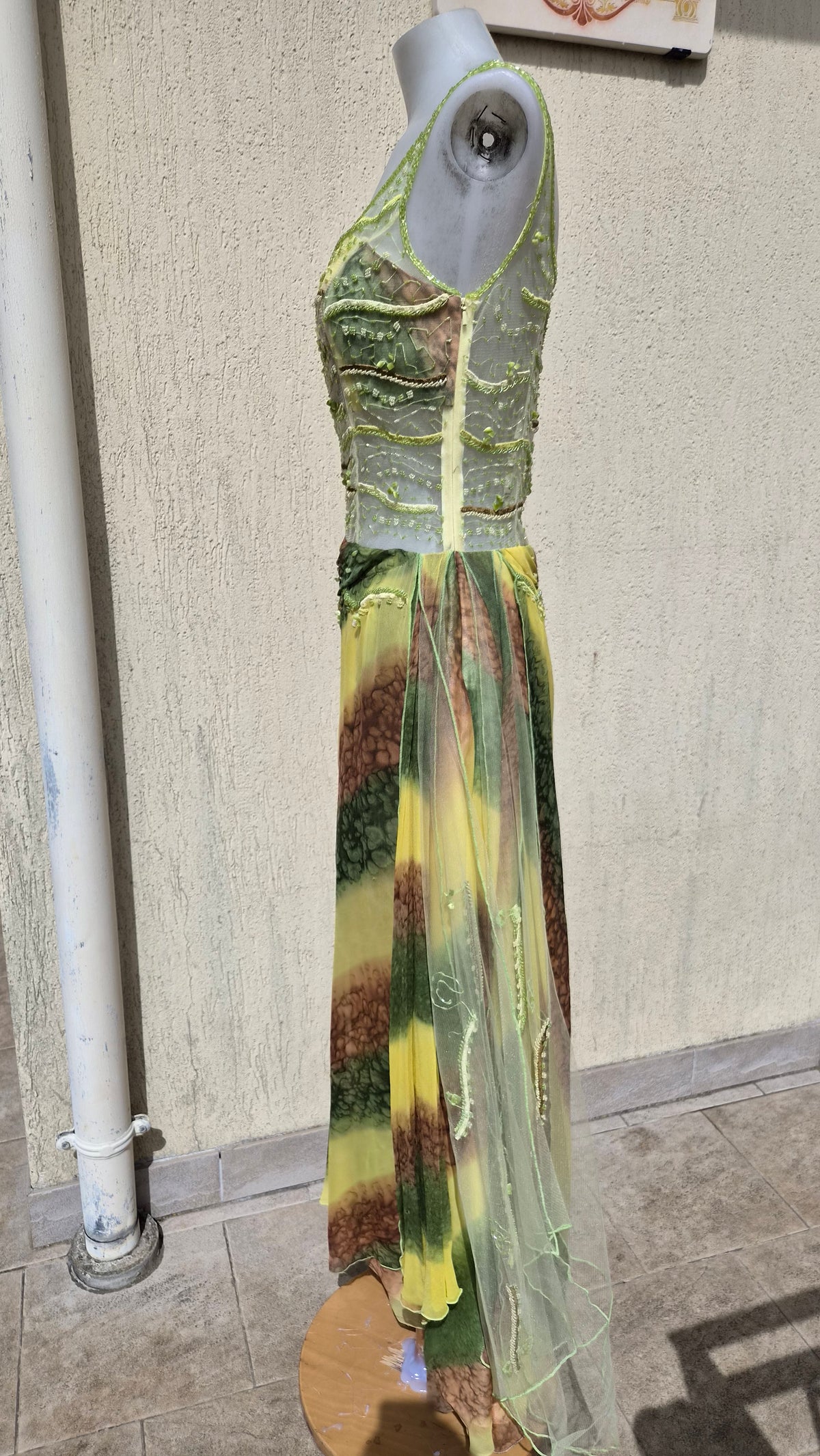 Robe en soie brodée Yve London