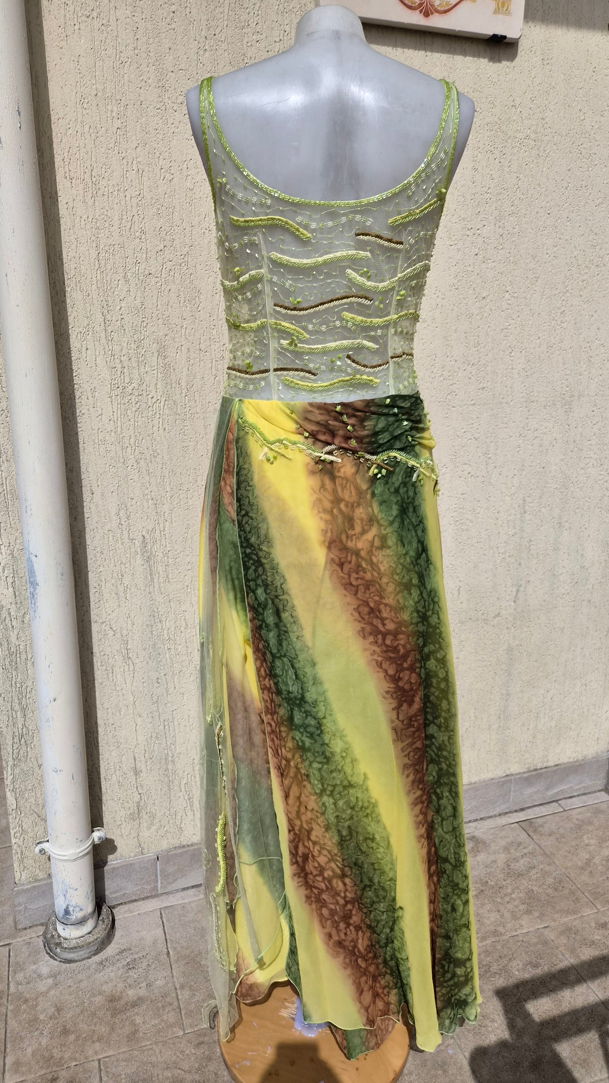 Robe en soie brodée Yve London