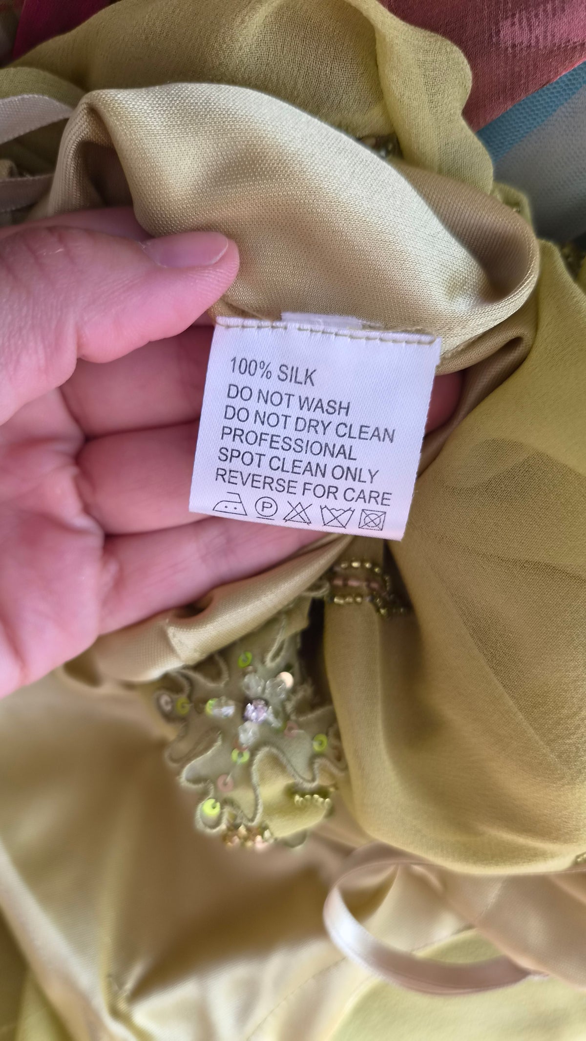 Robe en soie verte brodée