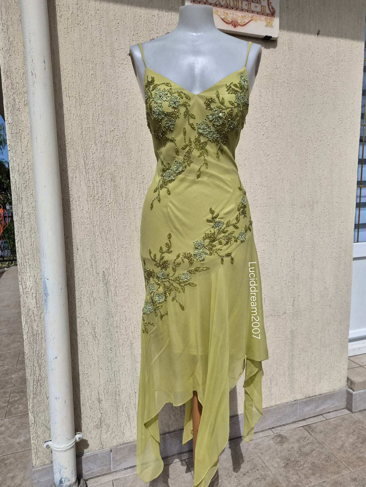 Robe en soie verte brodée