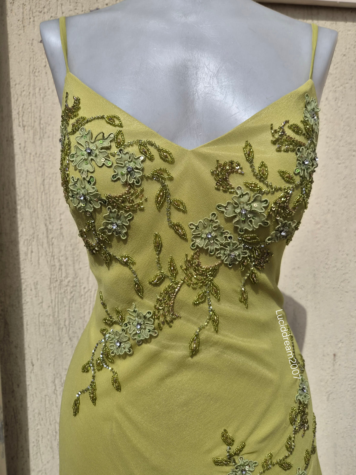 Robe en soie verte brodée