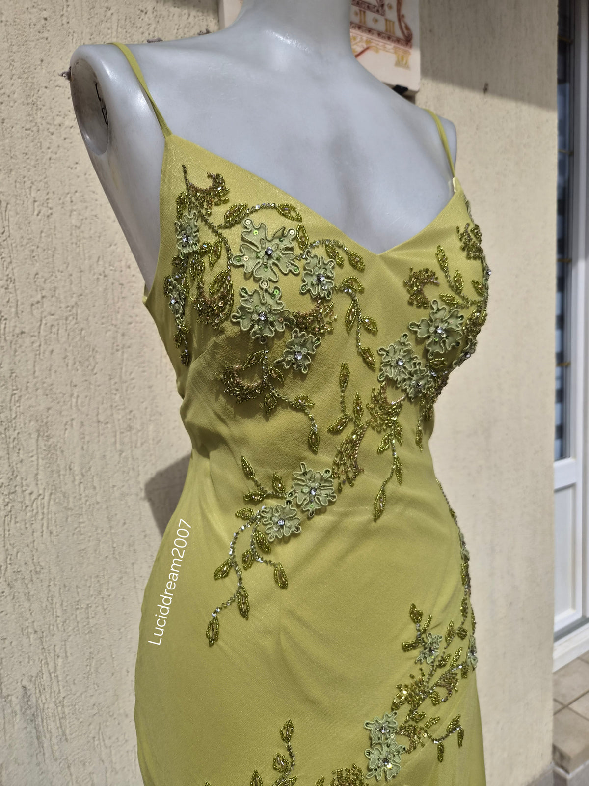 Robe en soie verte brodée