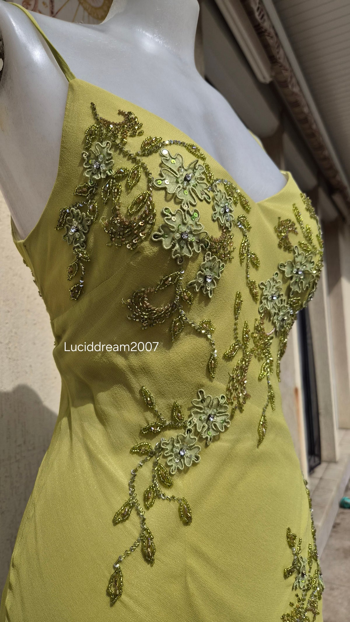 Robe en soie verte brodée