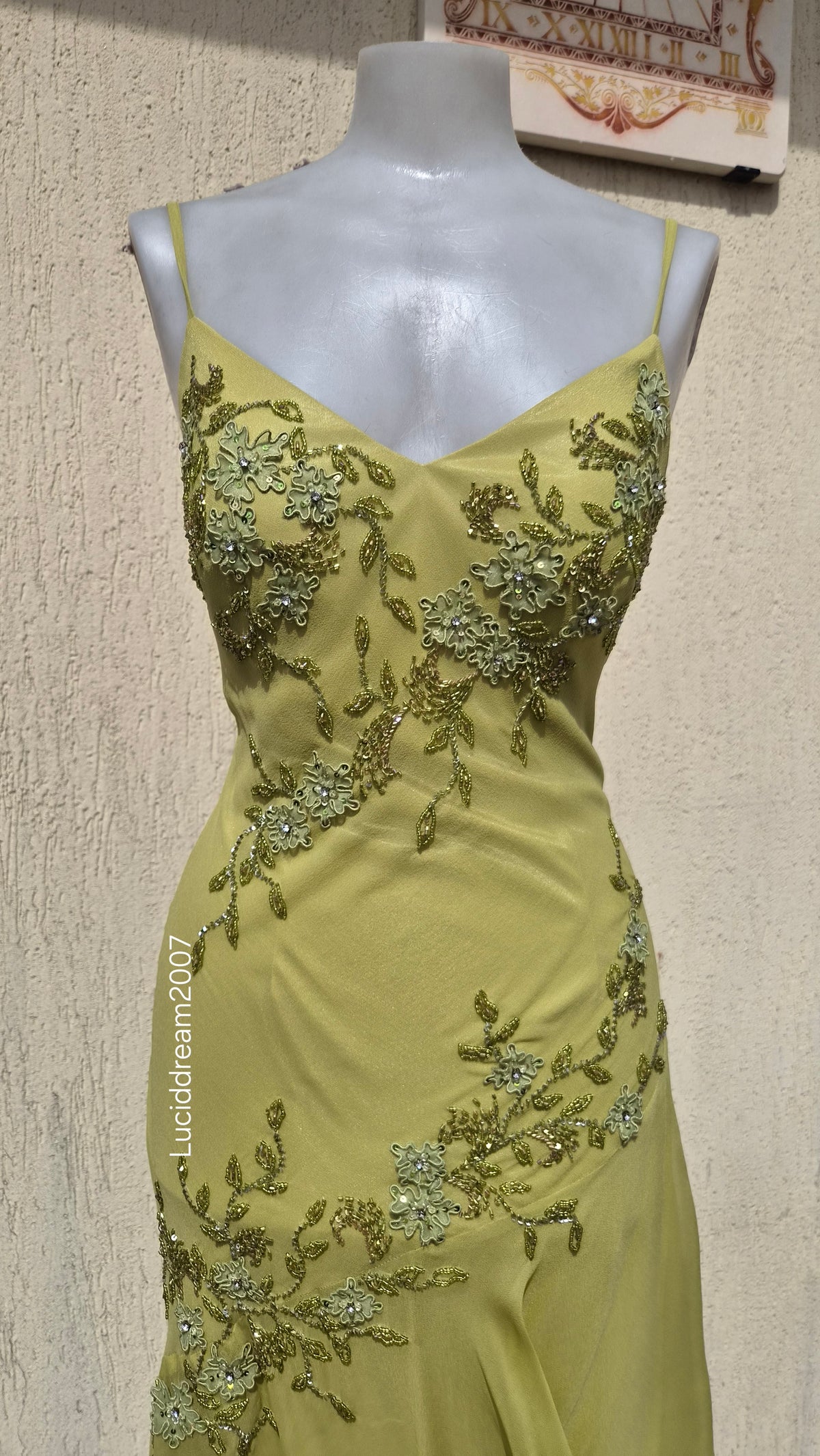 Robe en soie verte brodée