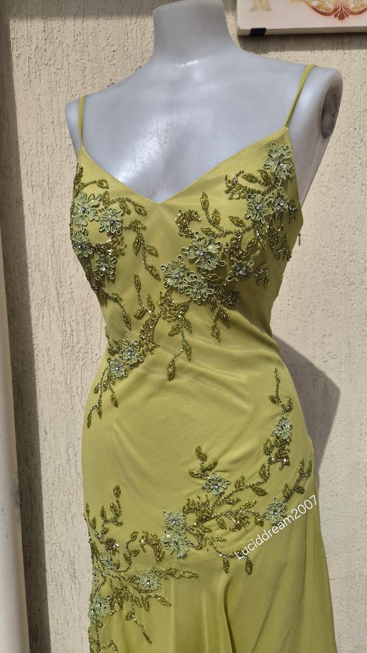 Robe en soie verte brodée