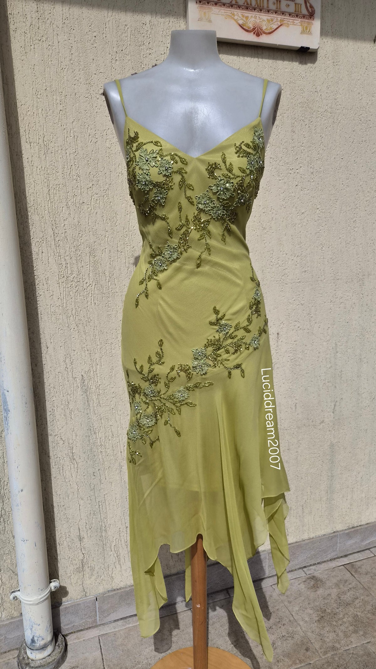 Robe en soie verte brodée