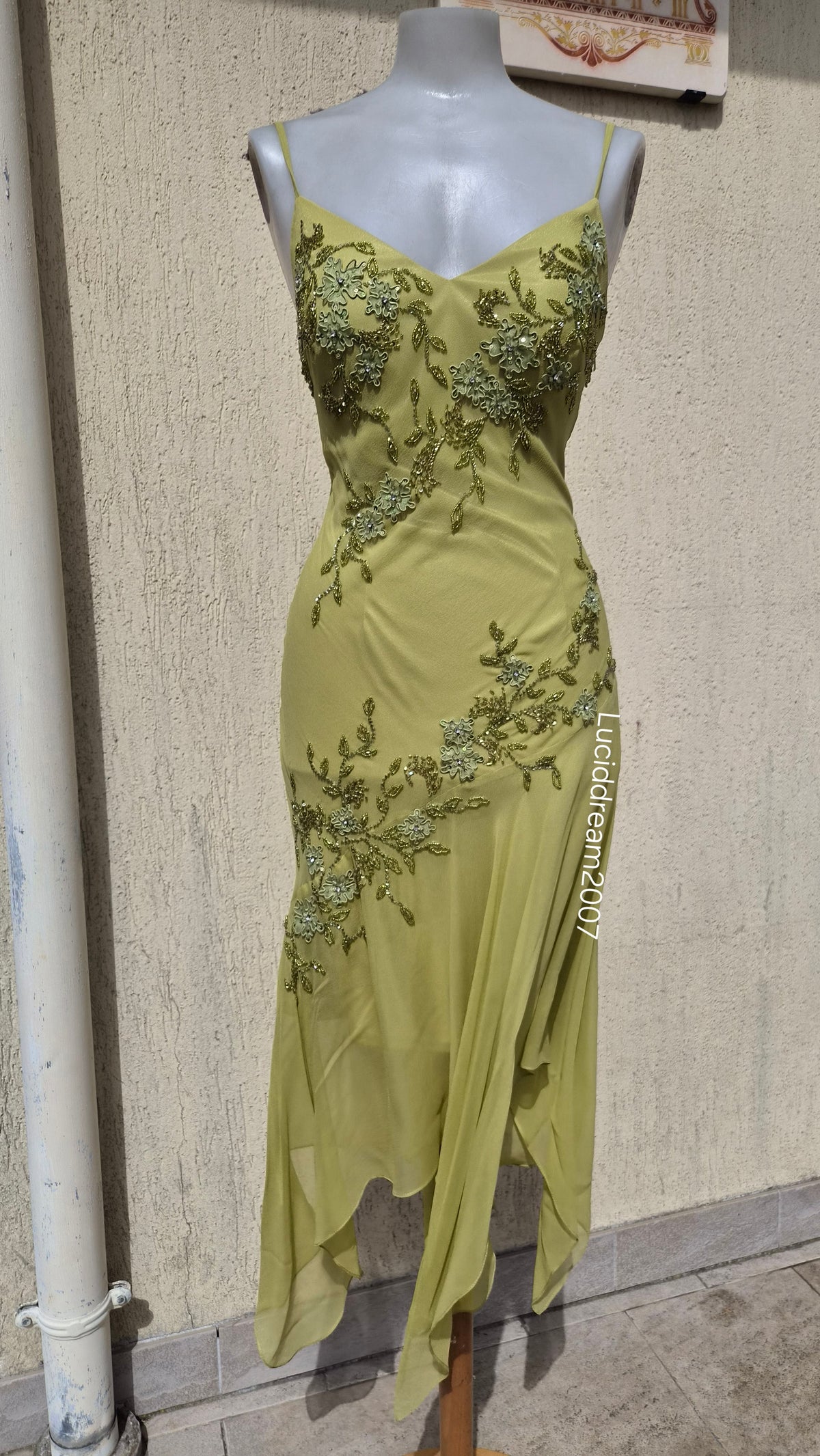 Robe en soie verte brodée
