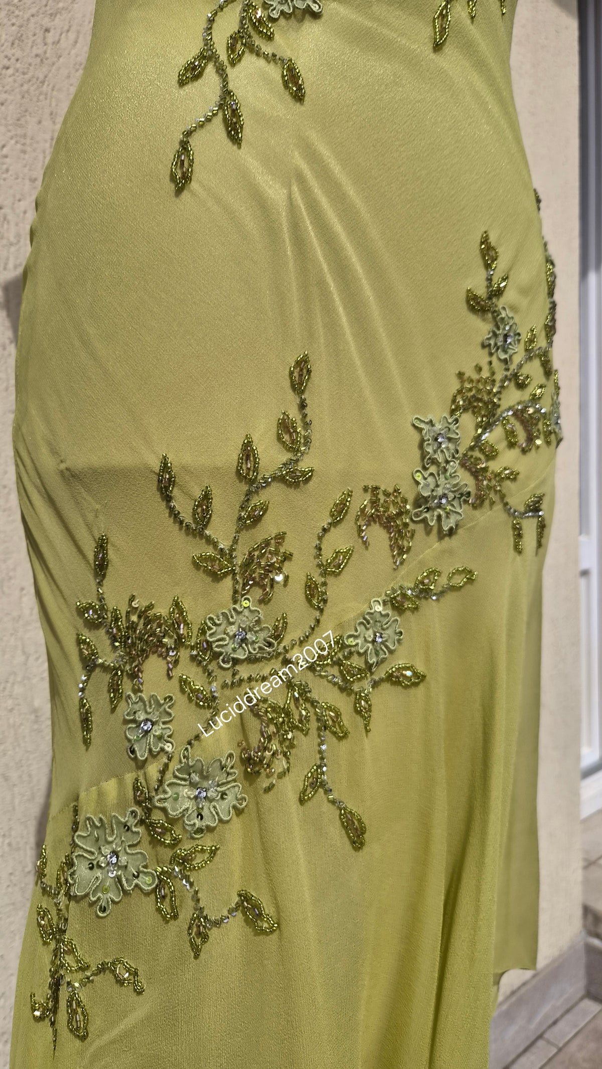 Robe en soie verte brodée