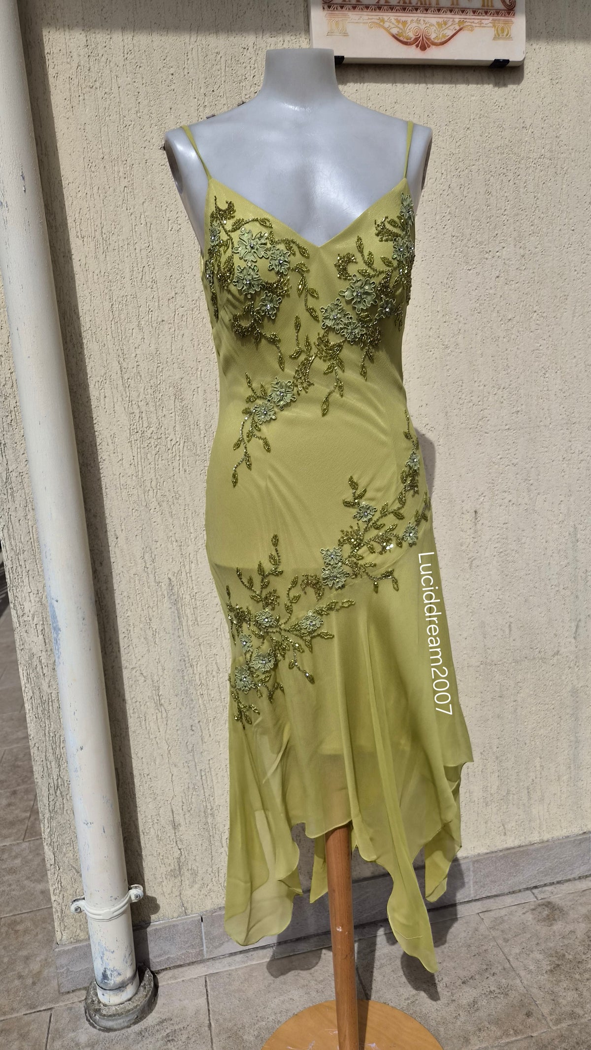 Robe en soie verte brodée