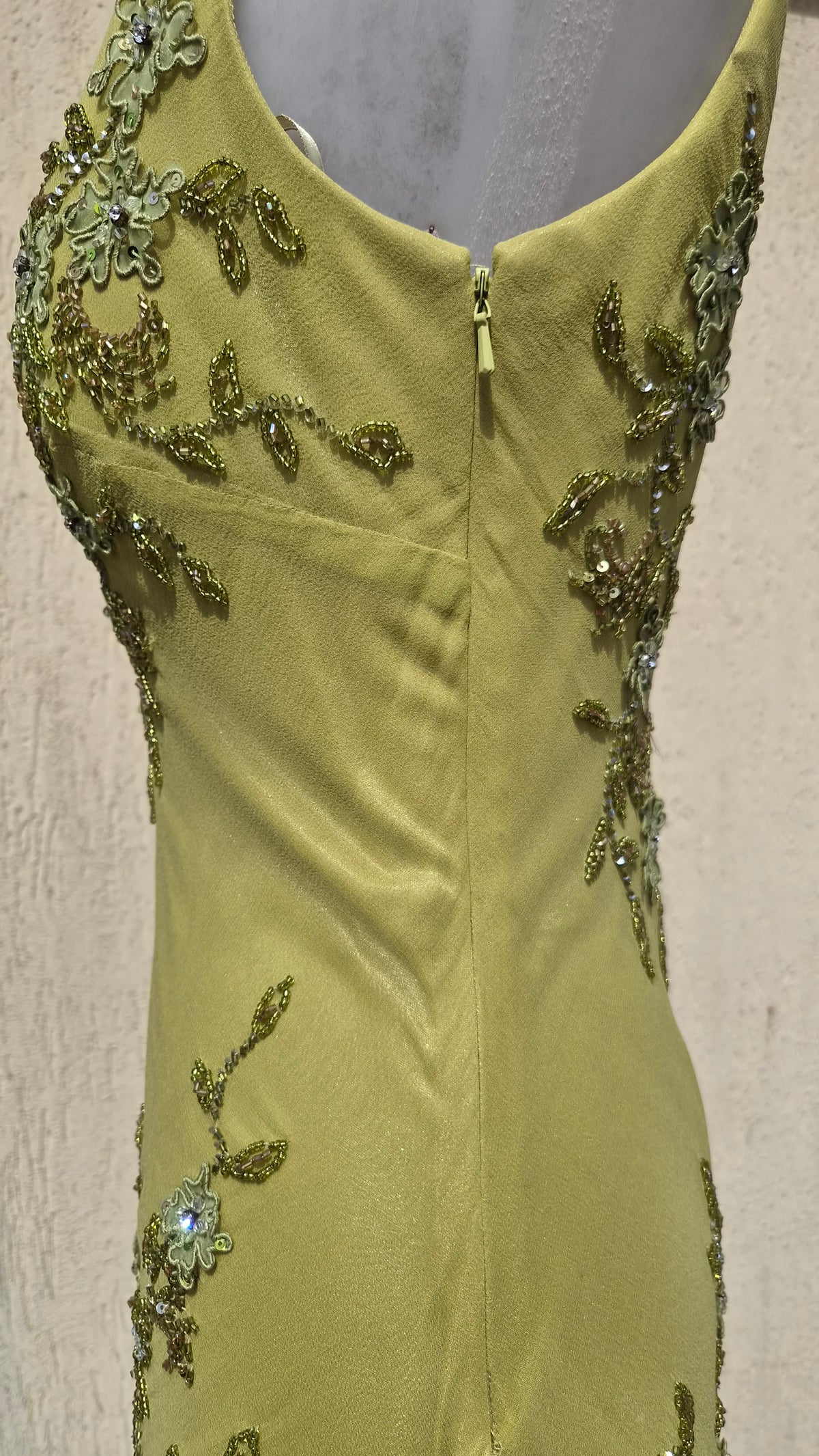 Robe en soie verte brodée