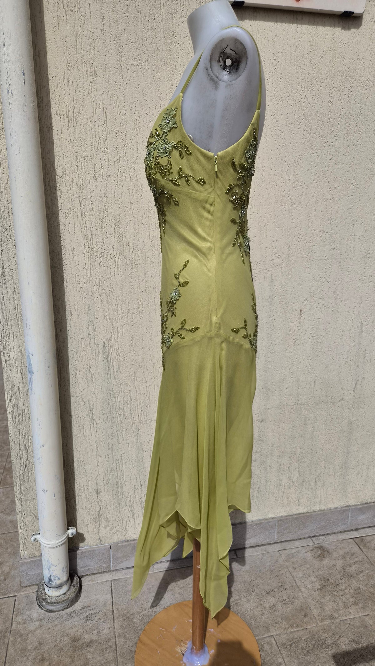 Robe en soie verte brodée