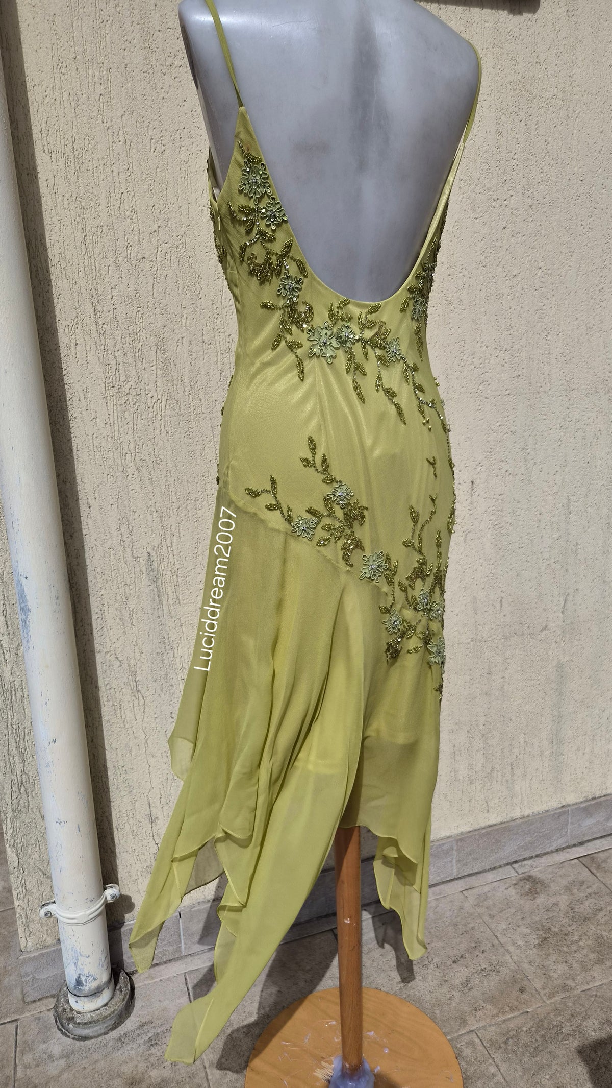 Robe en soie verte brodée