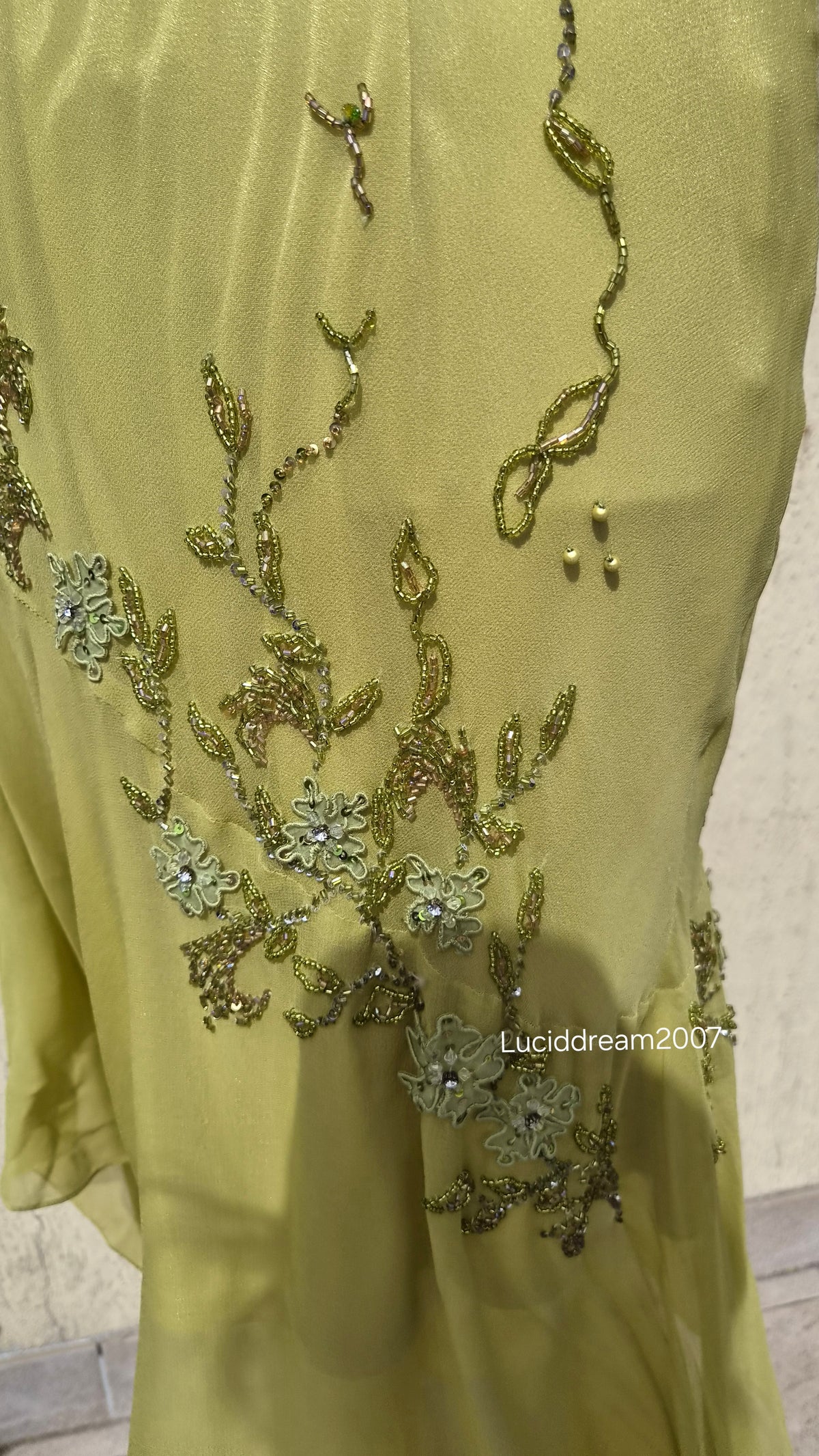 Robe en soie verte brodée