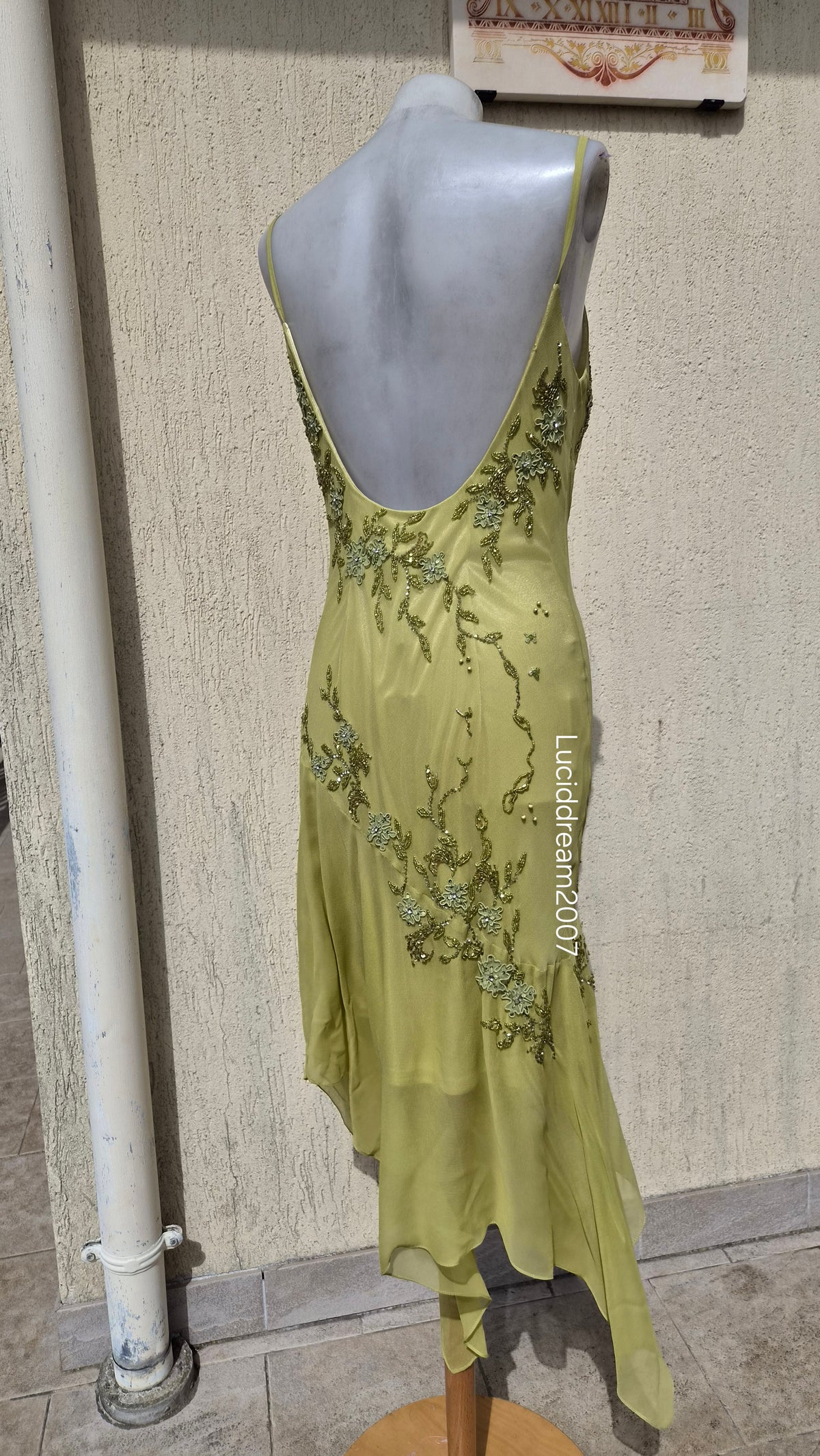 Robe en soie verte brodée