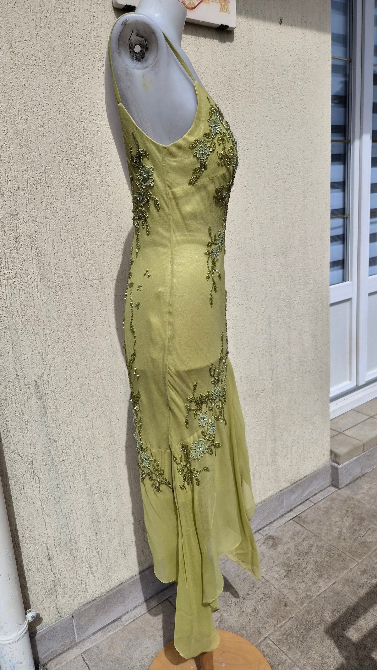 Robe en soie verte brodée