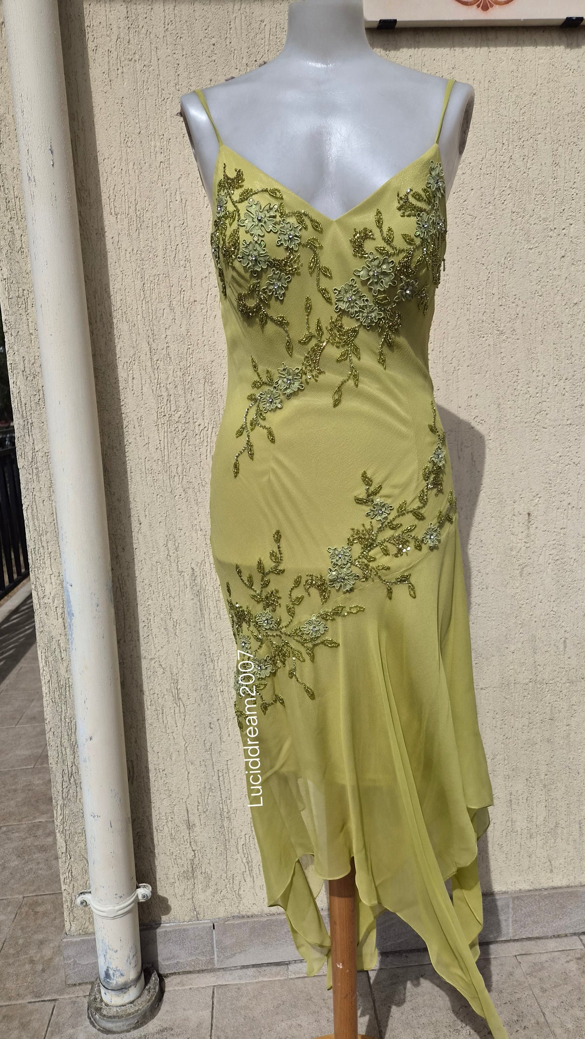 Robe en soie verte brodée