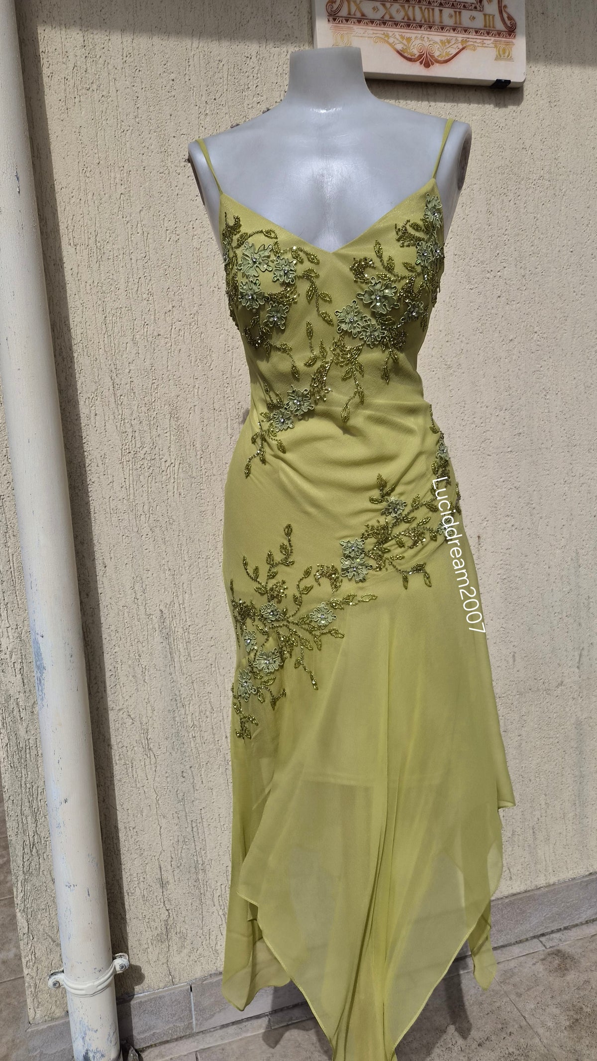 Robe en soie verte brodée
