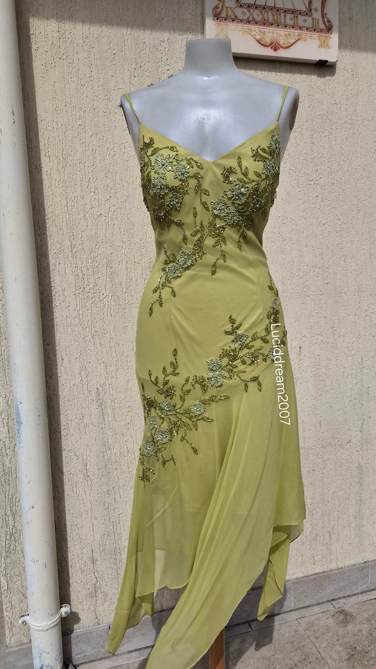 Robe en soie verte brodée