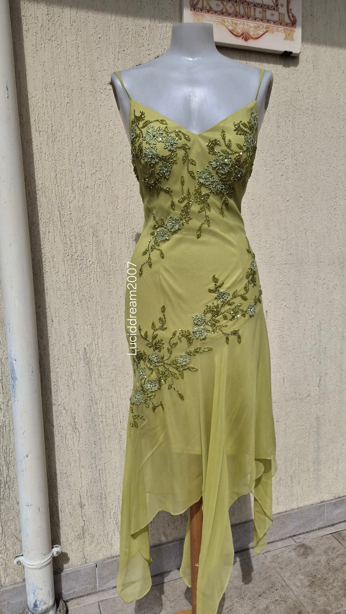Robe en soie verte brodée